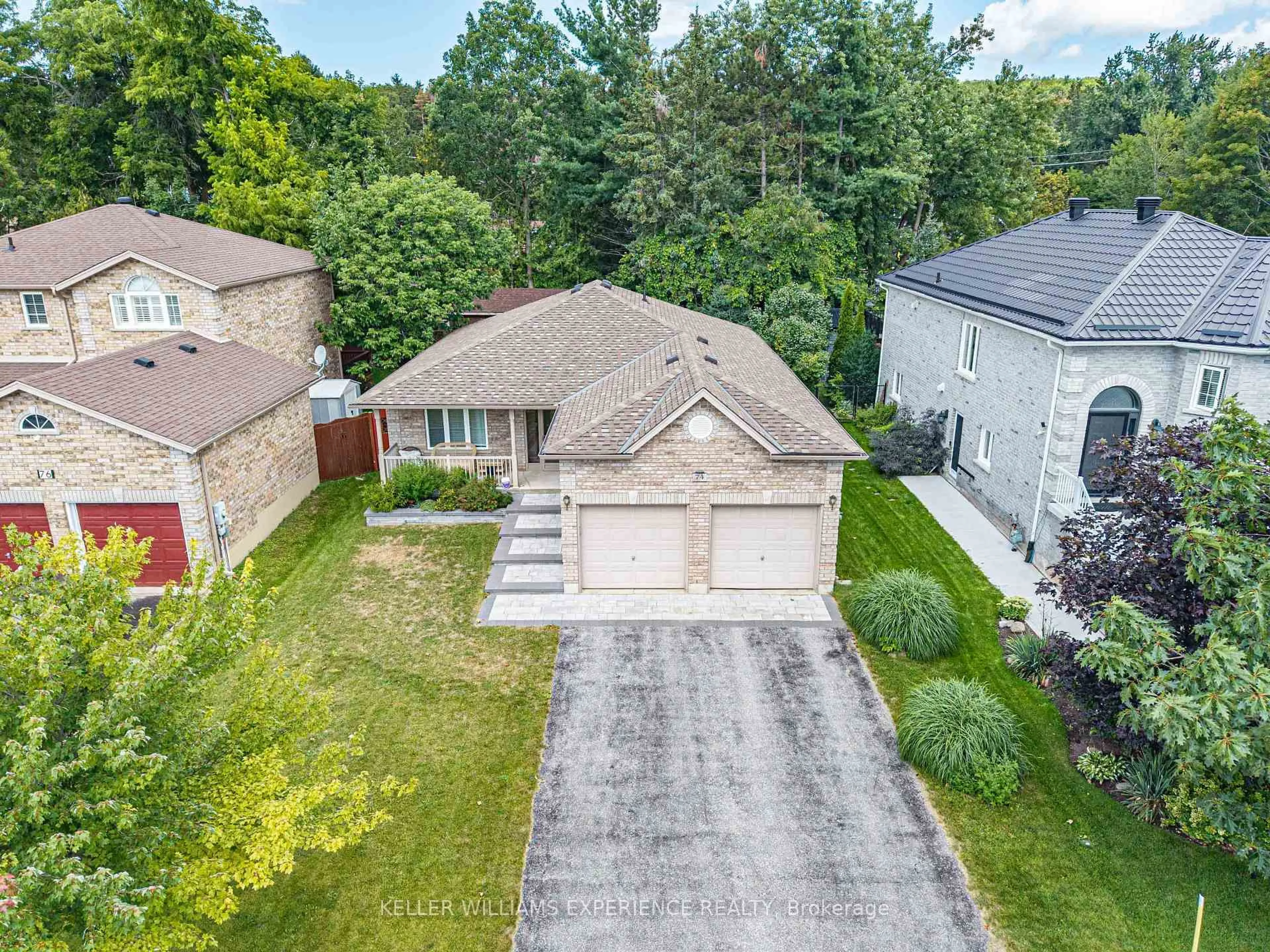 A pic from outside/outdoor area/front of a property/back of a property/a pic from drone, street for 74 Ruffet Dr, Barrie Ontario L4N 0N8