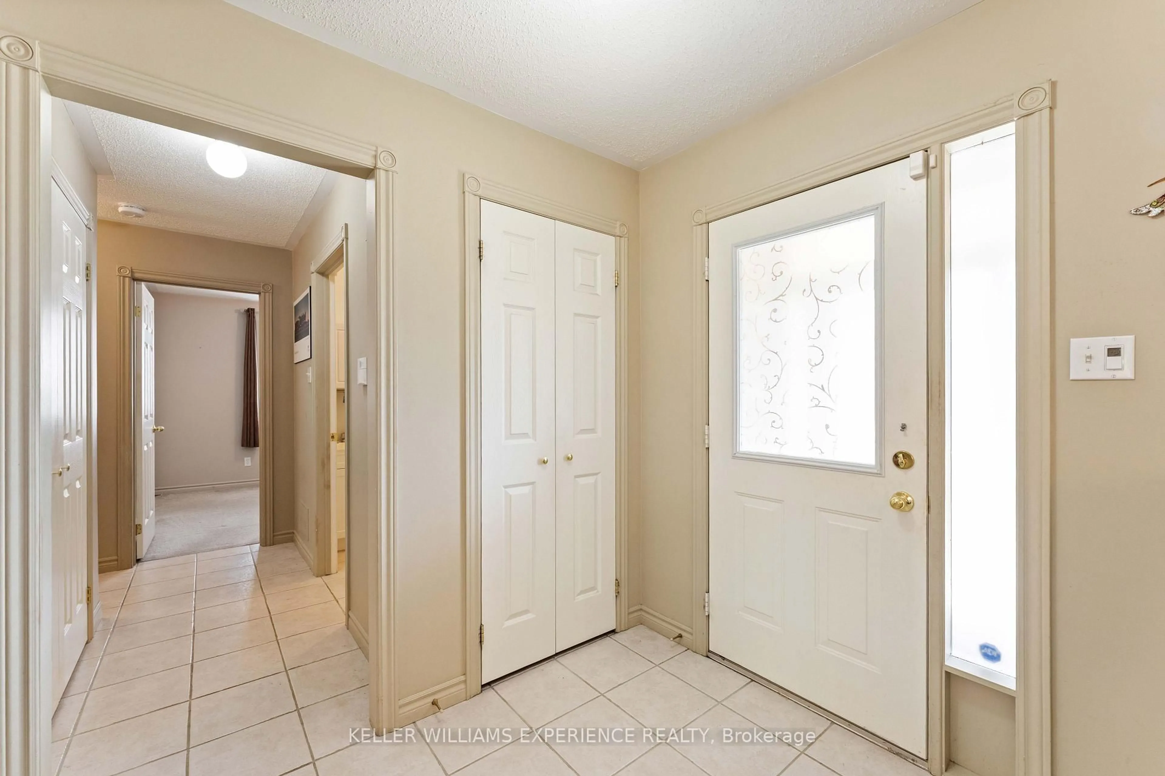 Indoor entryway for 74 Ruffet Dr, Barrie Ontario L4N 0N8