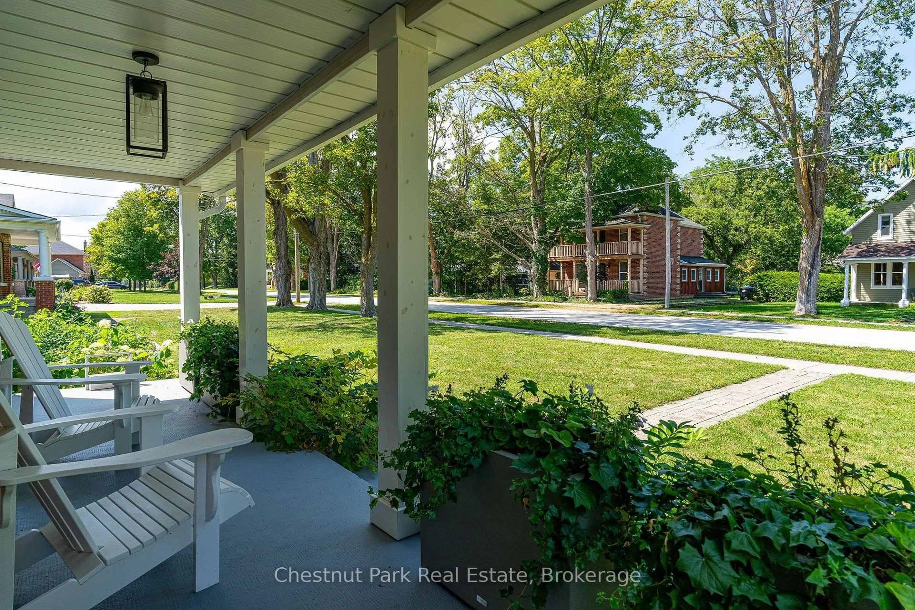 Patio, street for 9 Wellington St, Clearview Ontario L0M 1G0