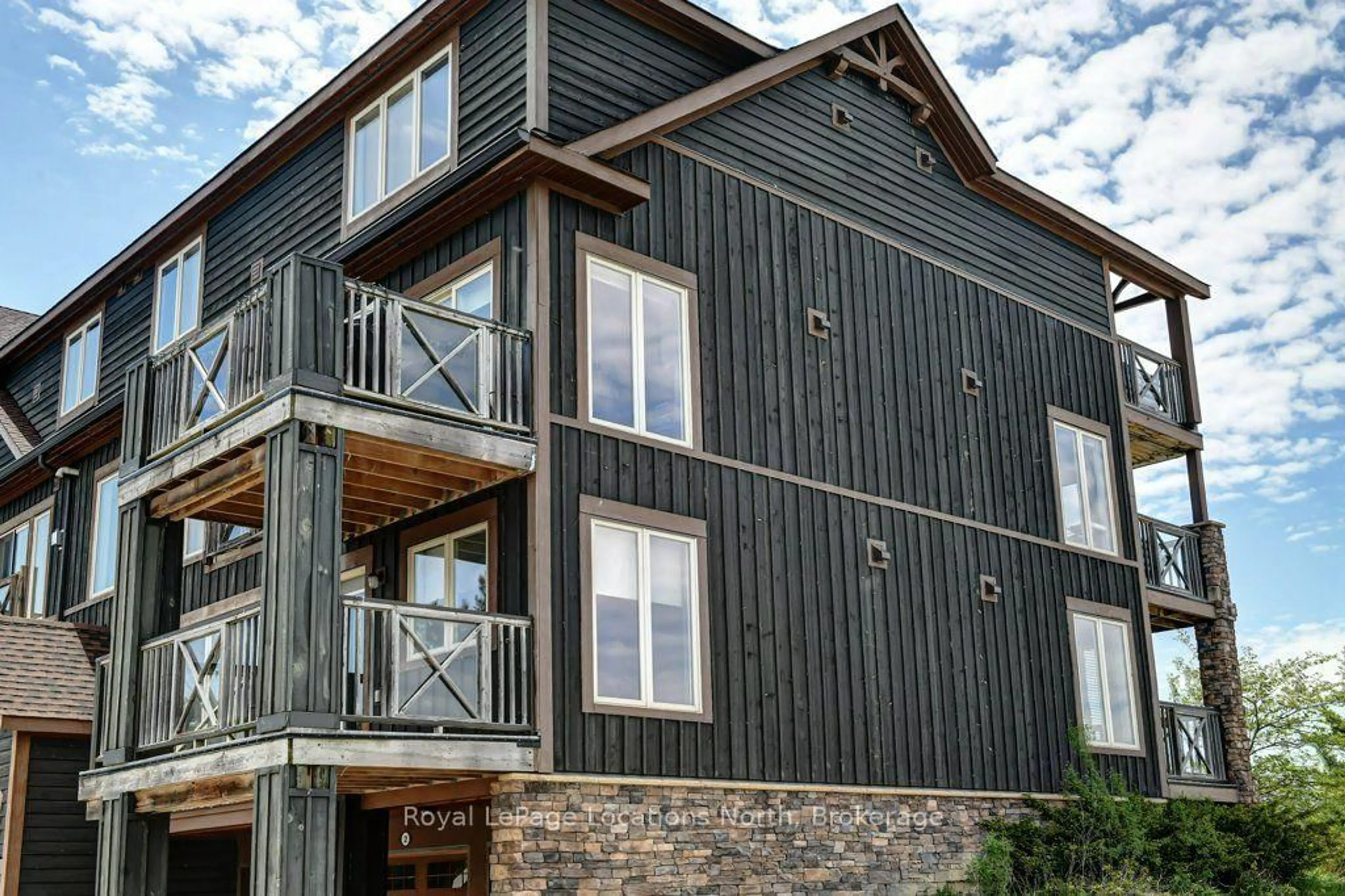 Home with vinyl exterior material, building for 2 Joseph Tr, Collingwood Ontario L9Y 0J2