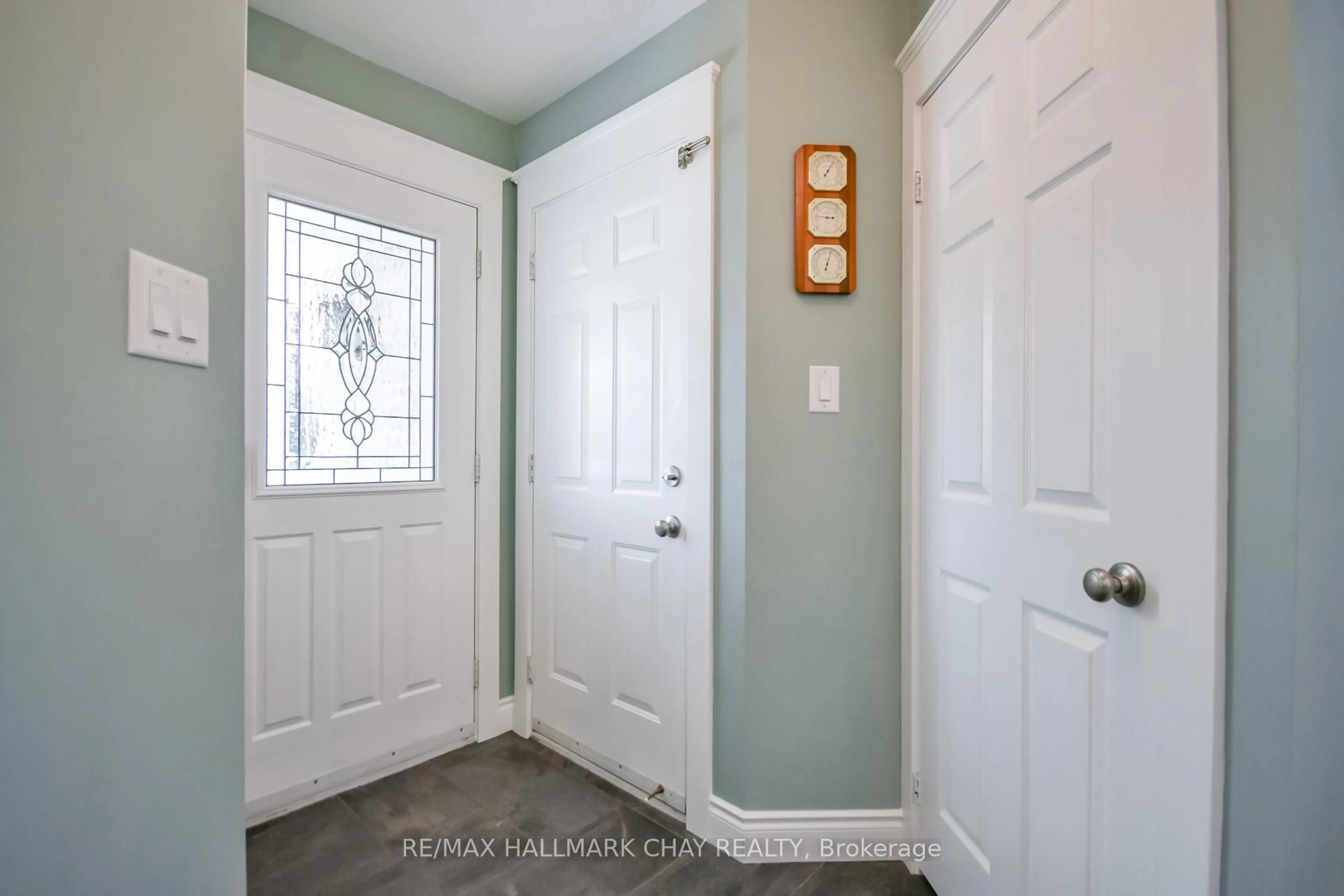 Indoor entryway for 1 Hawkins Dr, Barrie Ontario L4N 0A5
