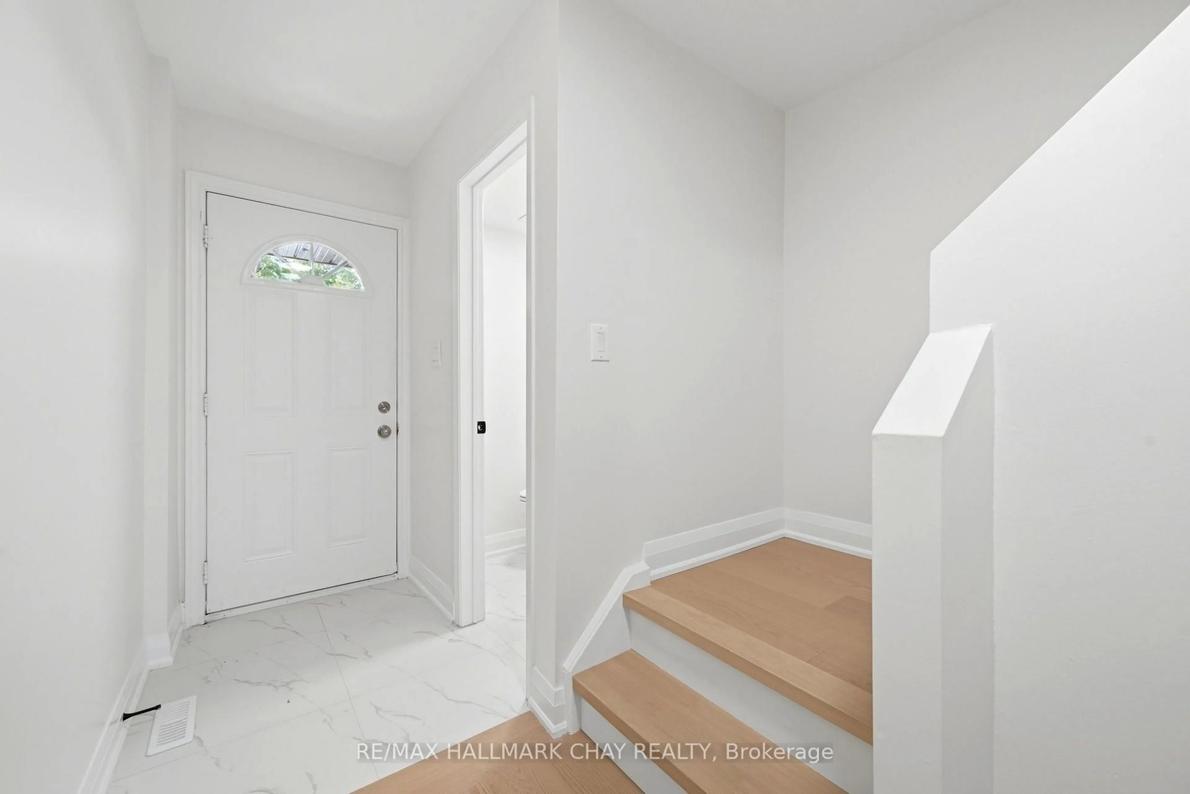 Indoor entryway for 52 Adelaide St #6, Barrie Ontario L4N 3T5