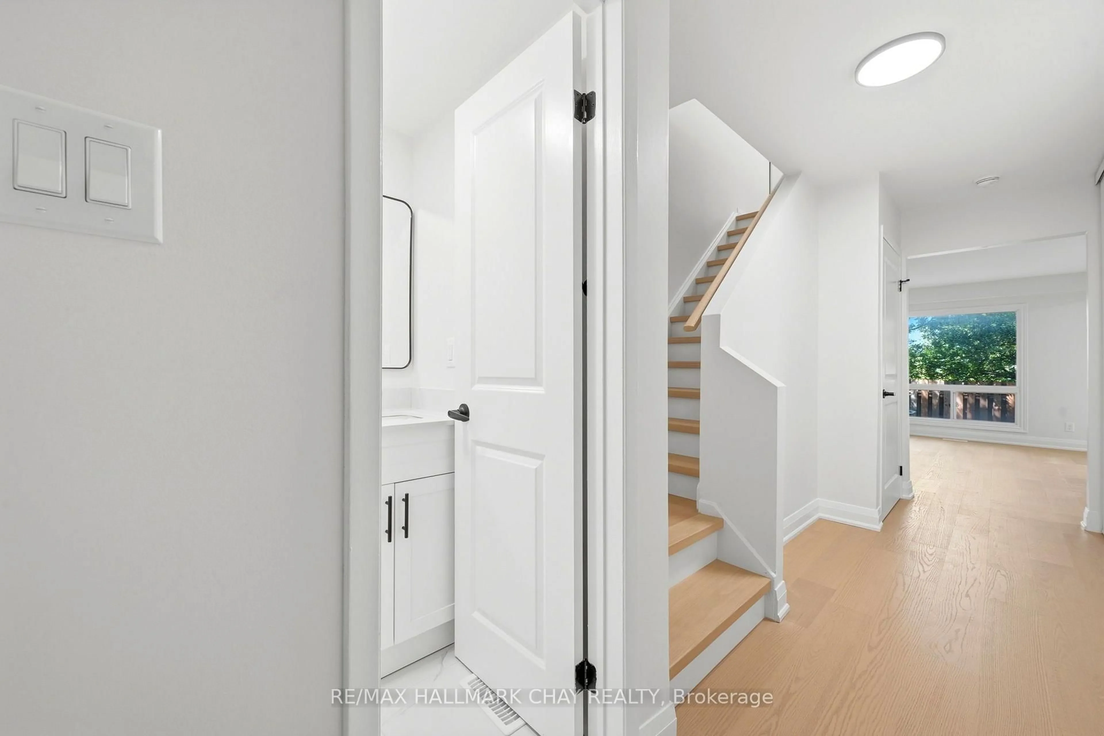 Indoor entryway for 52 Adelaide St #6, Barrie Ontario L4N 3T5