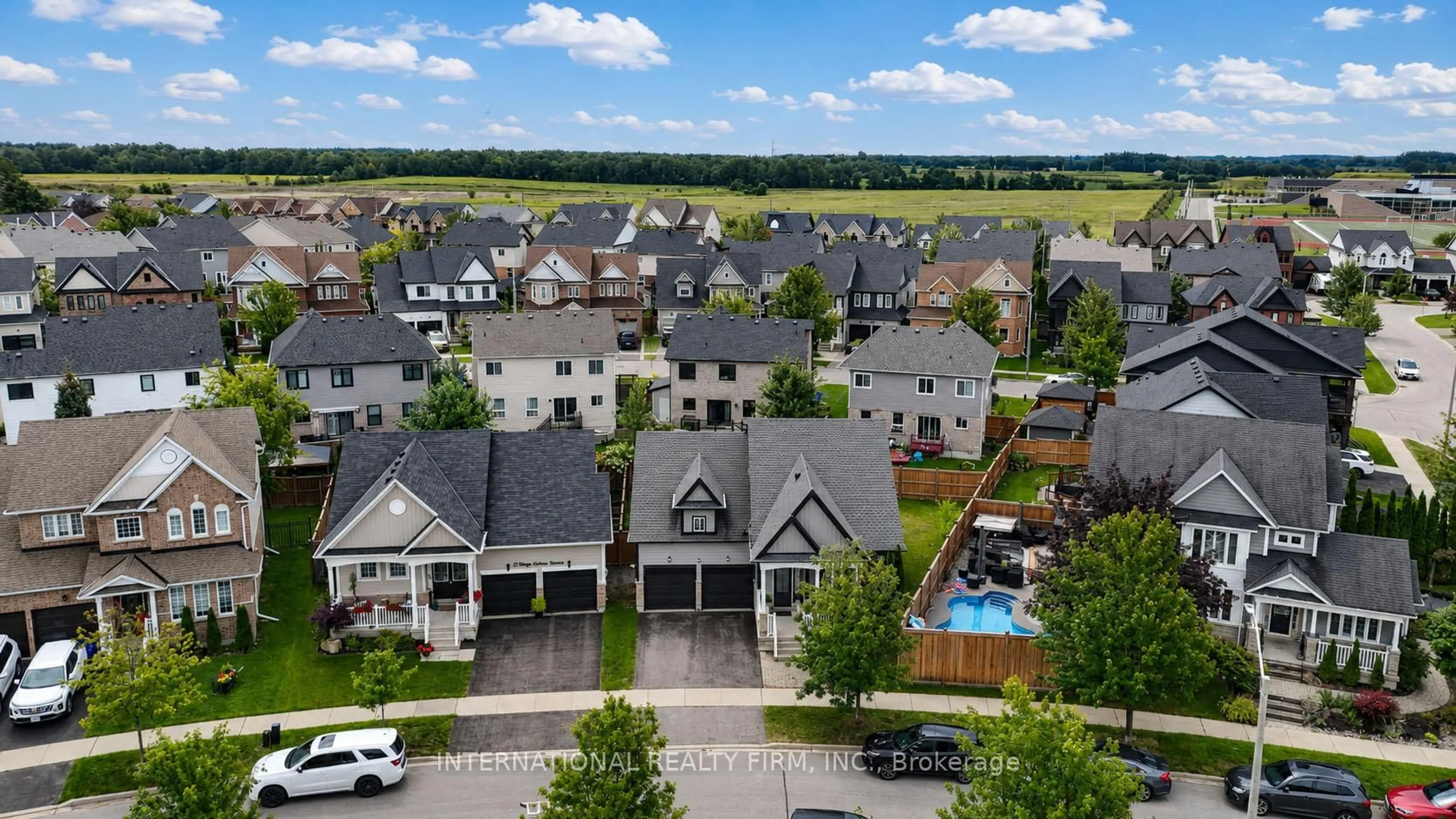 A pic from outside/outdoor area/front of a property/back of a property/a pic from drone, unknown for 3 Maple Crown Terr, Barrie Ontario L4M 7H3