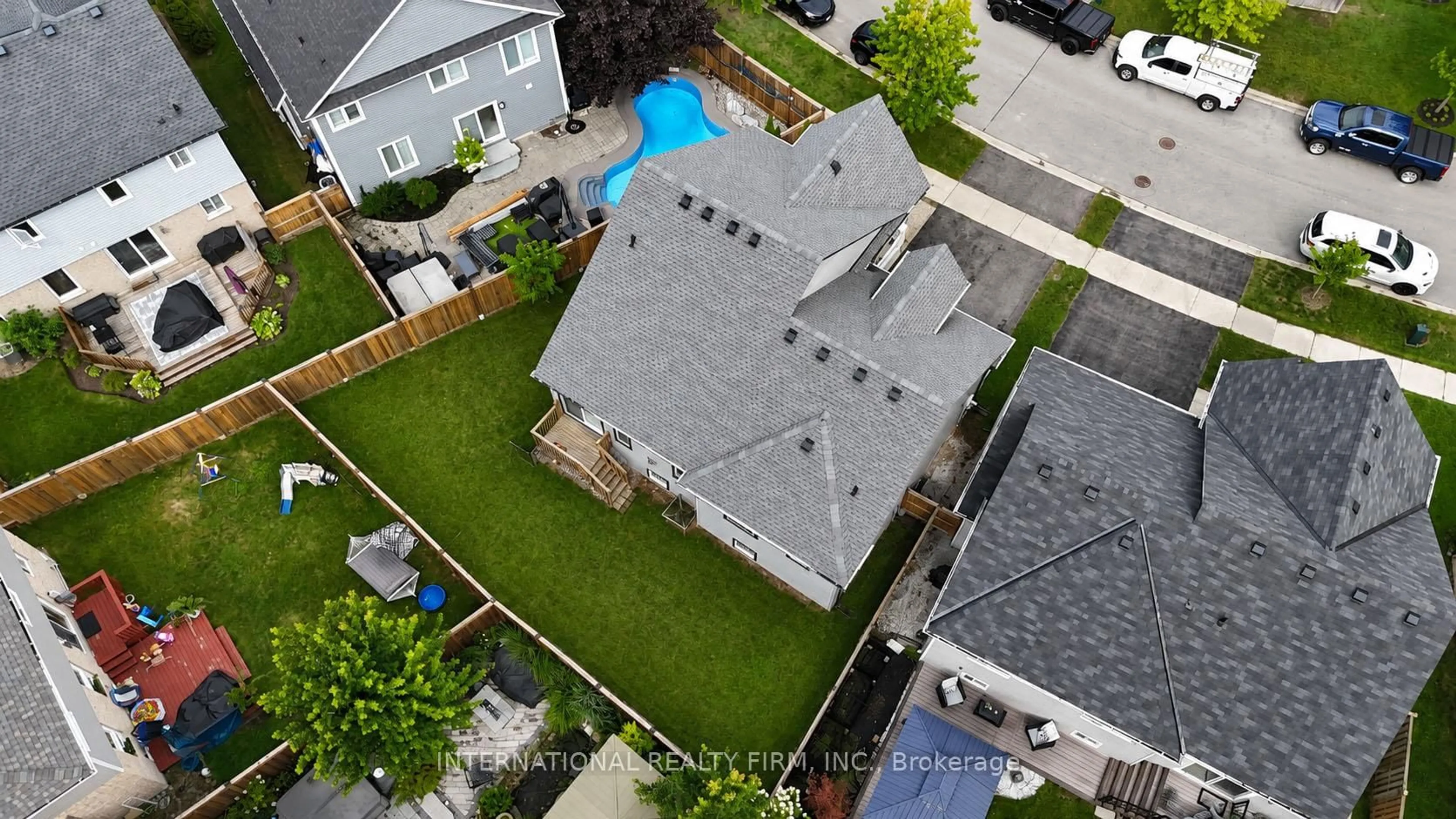A pic from outside/outdoor area/front of a property/back of a property/a pic from drone, street for 3 Maple Crown Terr, Barrie Ontario L4M 7H3