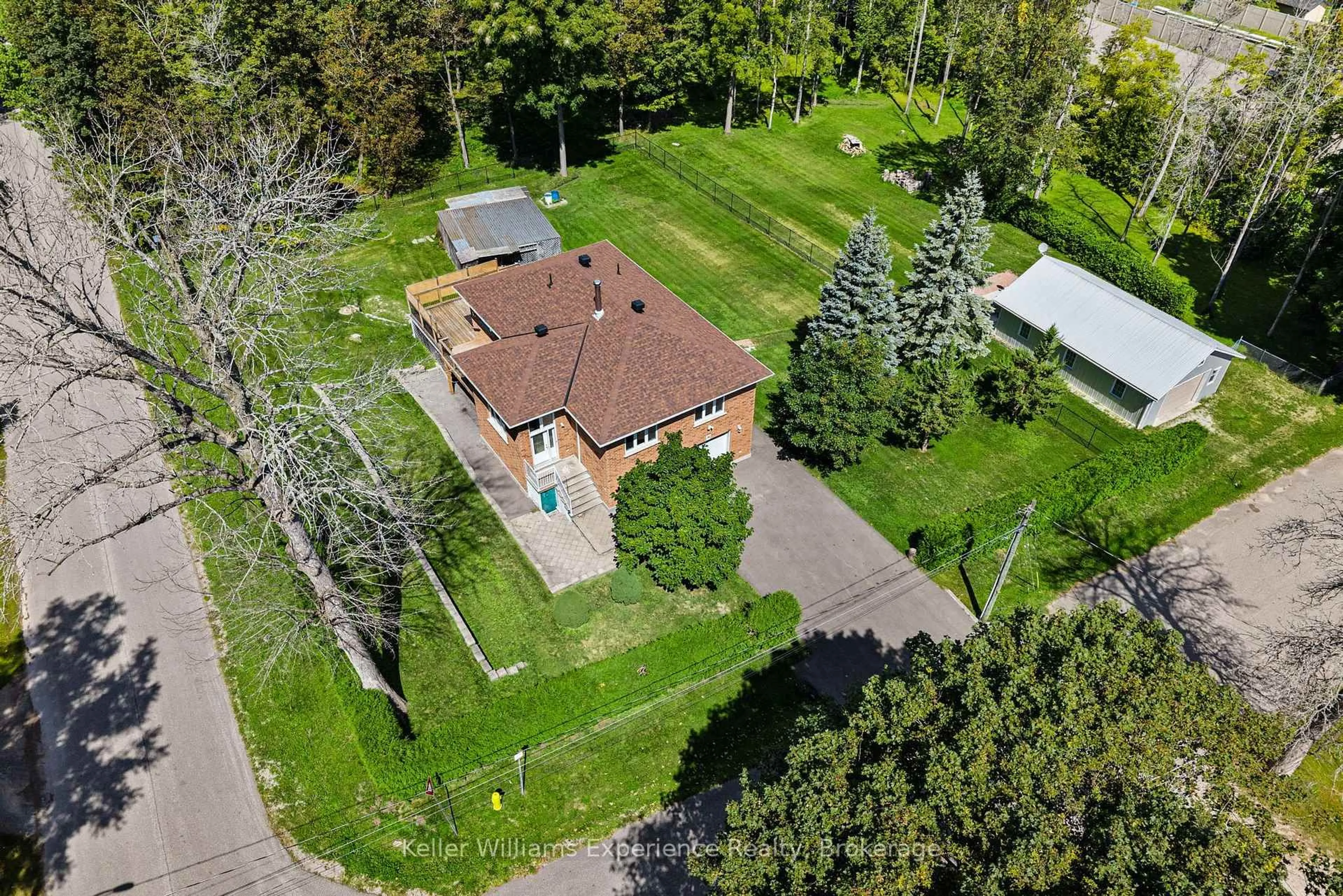 A pic from outside/outdoor area/front of a property/back of a property/a pic from drone, street for 36 Willow St, Tay Ontario L0K 2C0