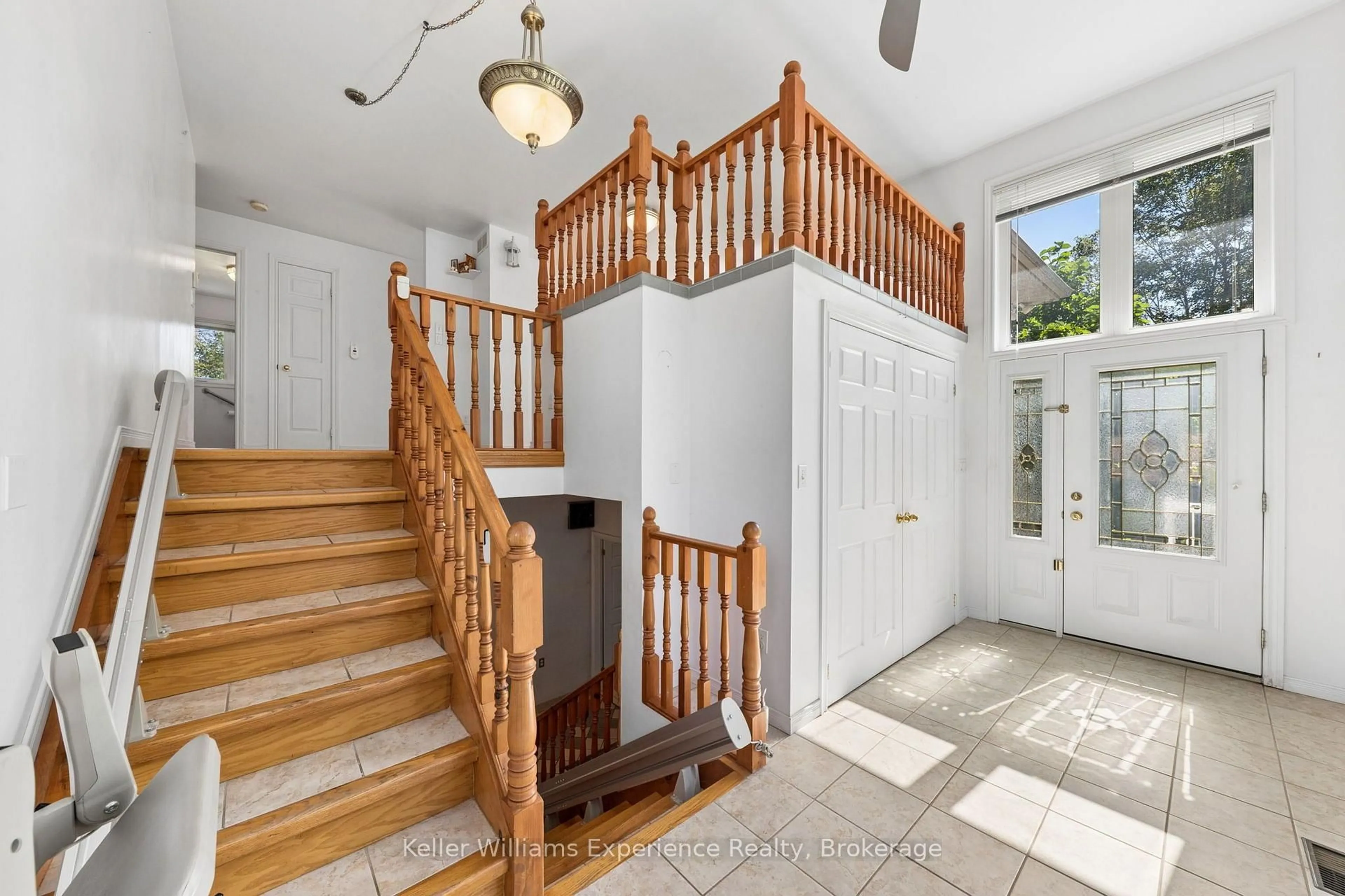 Indoor entryway for 36 Willow St, Tay Ontario L0K 2C0