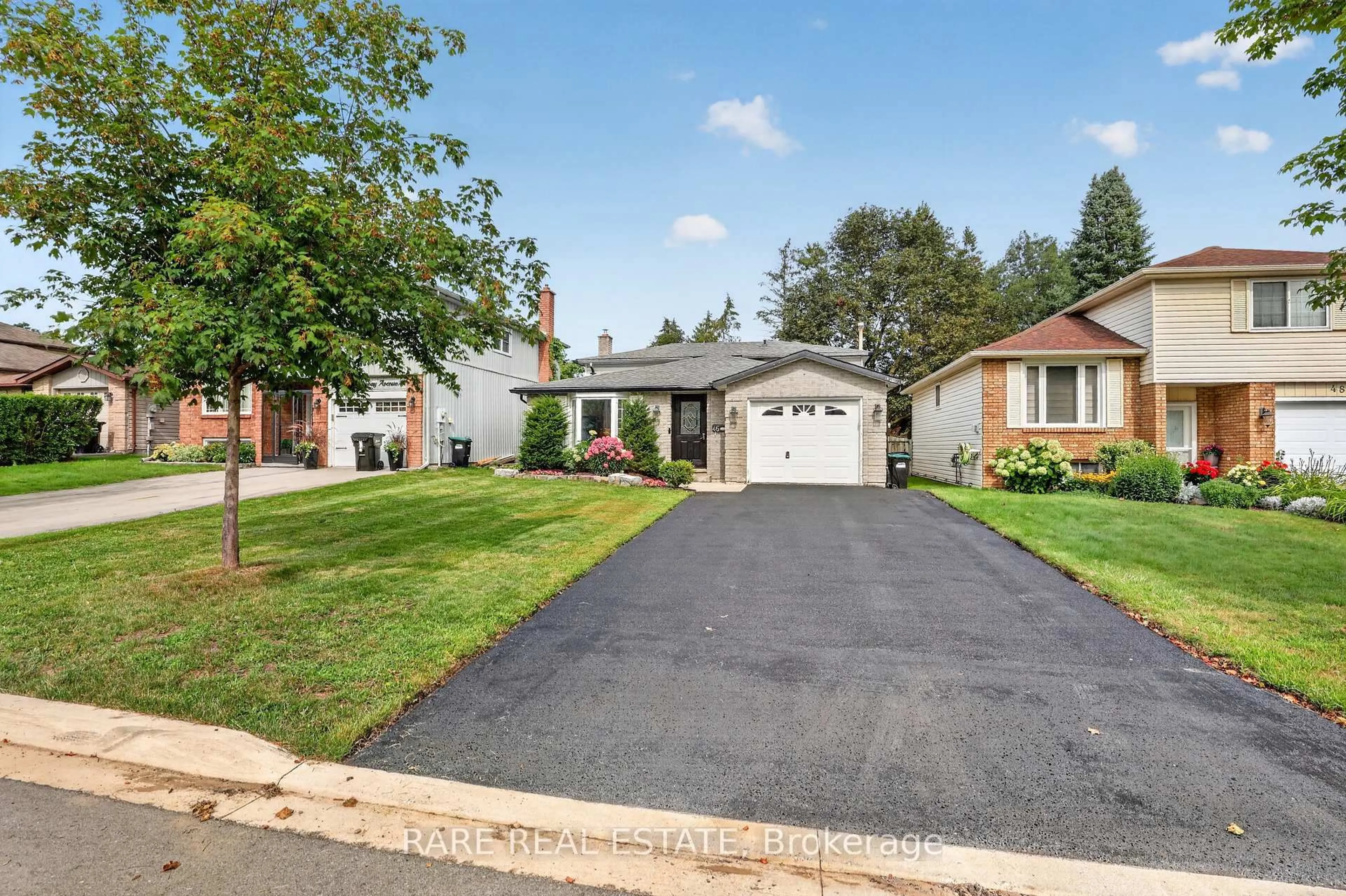 Home with vinyl exterior material, street for 46 Ridgeway Ave, Barrie Ontario L4N 5L2