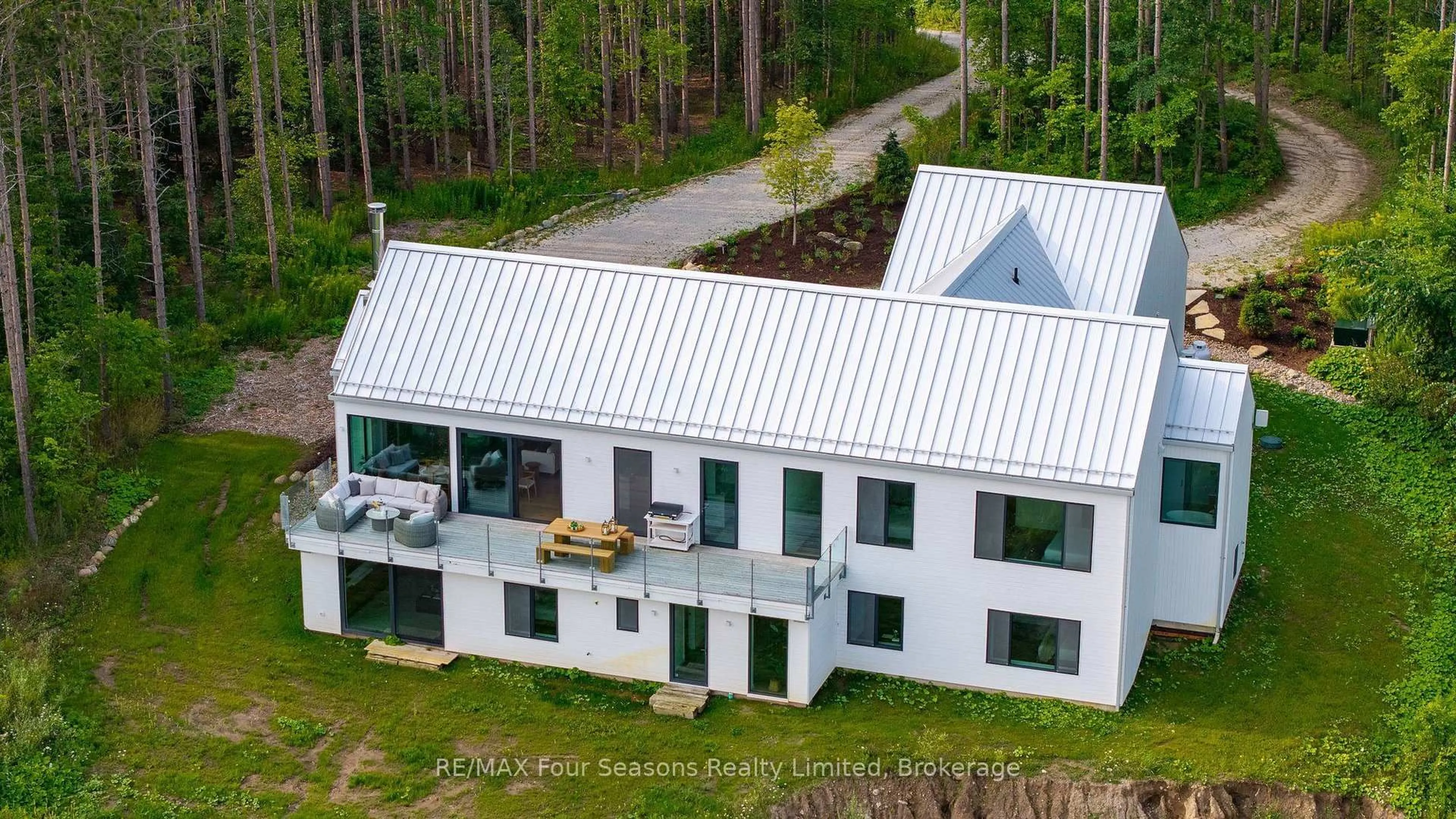 A pic from outside/outdoor area/front of a property/back of a property/a pic from drone, building for 58 Sydenham Tr, Clearview Ontario L0M 1H0