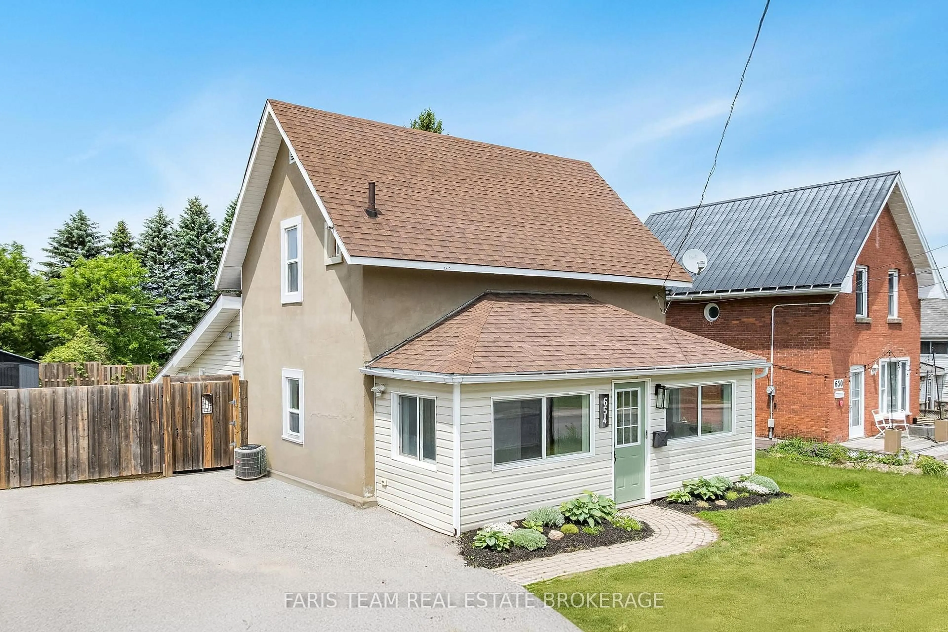 Home with vinyl exterior material, street for 654 Victoria St, Midland Ontario L4R 1A7