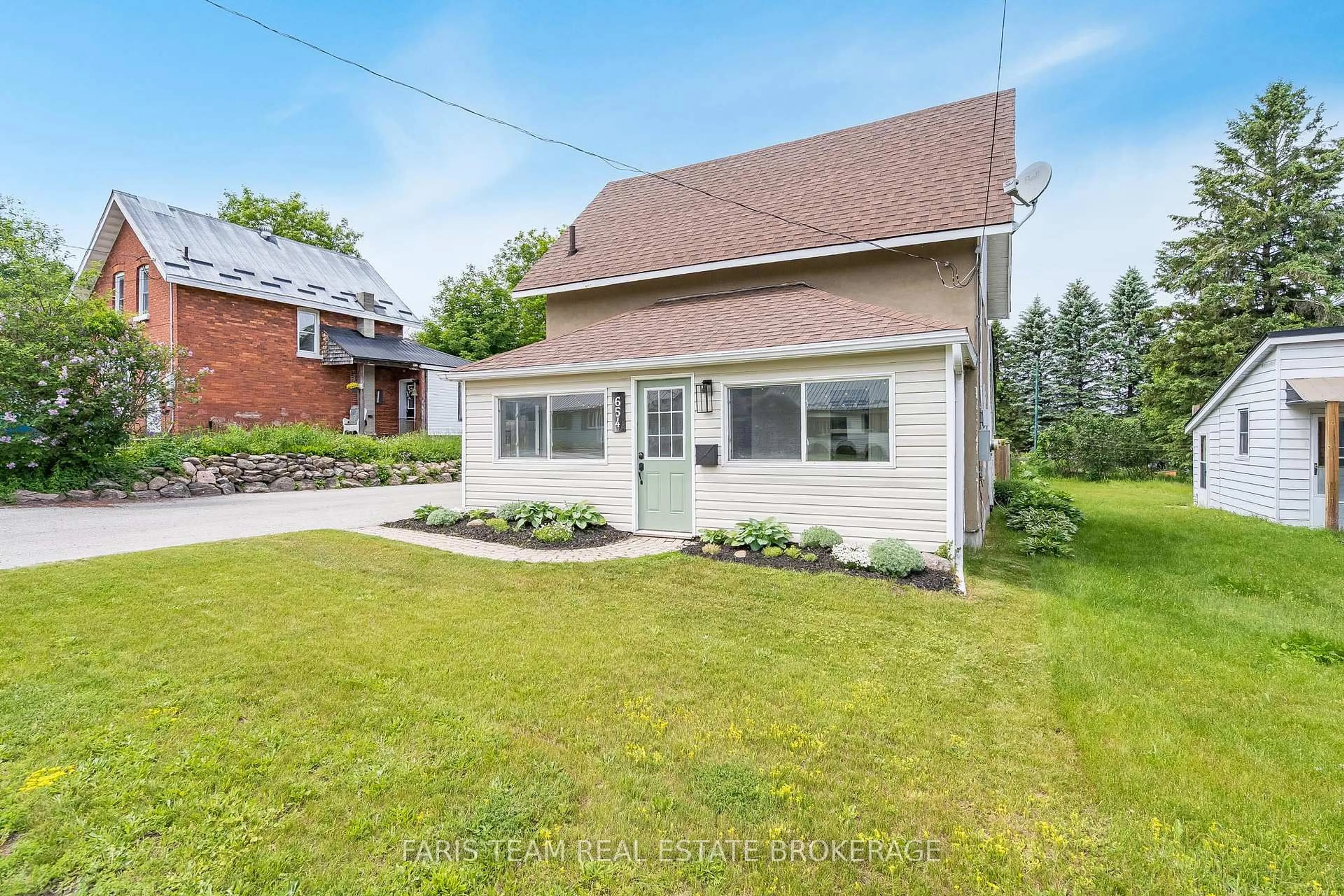 Unknown for 654 Victoria St, Midland Ontario L4R 1A7