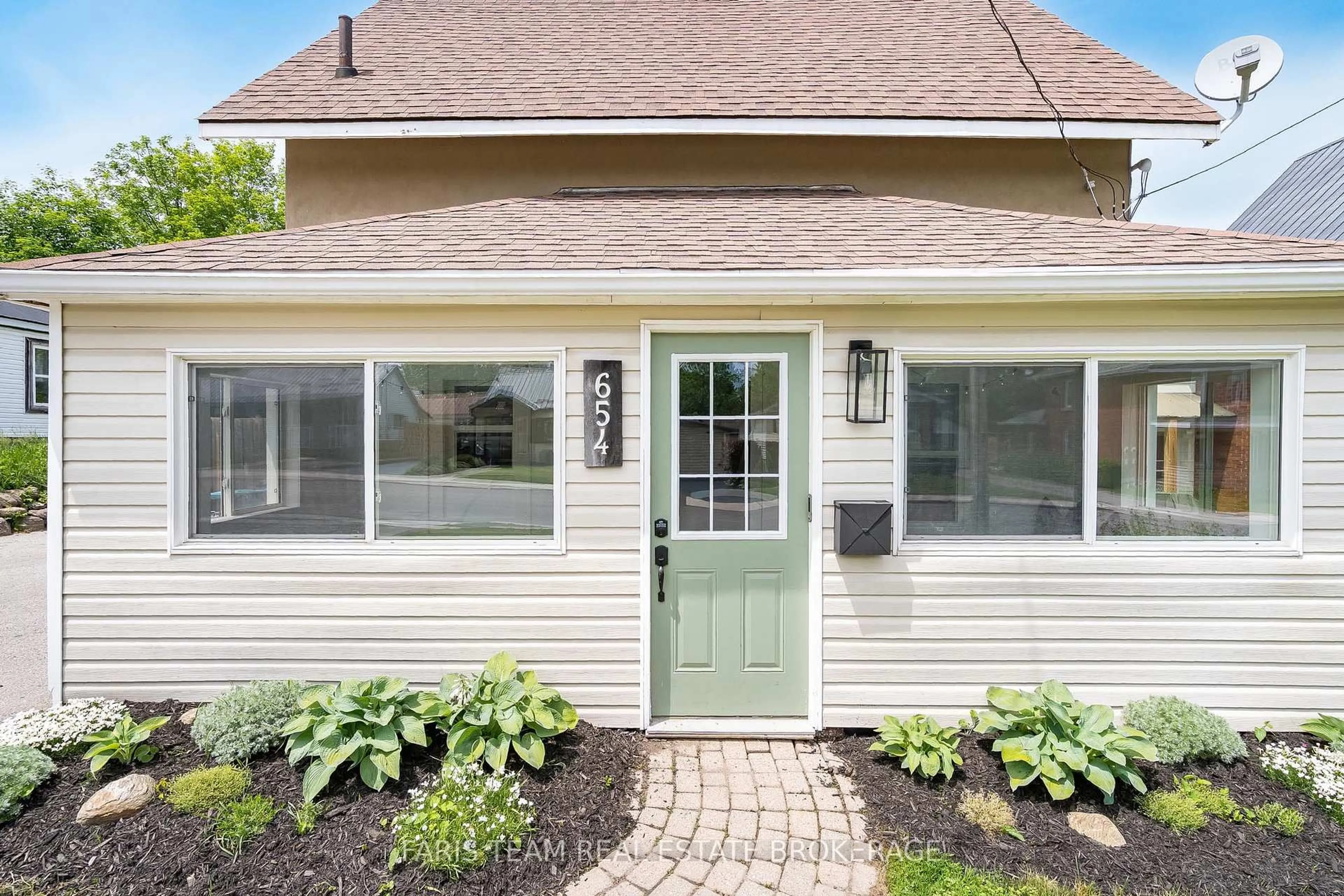 Home with vinyl exterior material, street for 654 Victoria St, Midland Ontario L4R 1A7