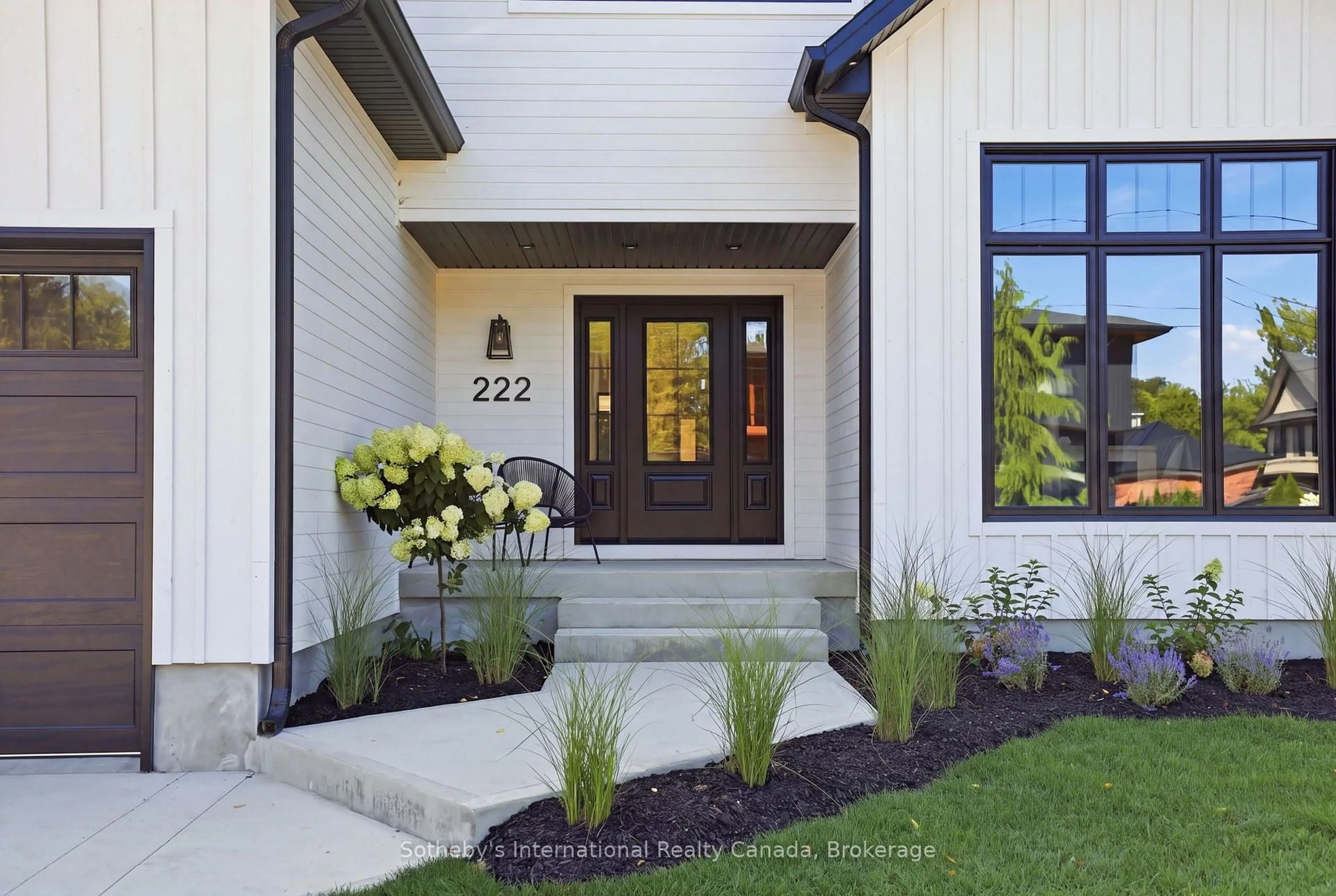 Indoor entryway for 222 Oak St, Collingwood Ontario L9Y 2Y1