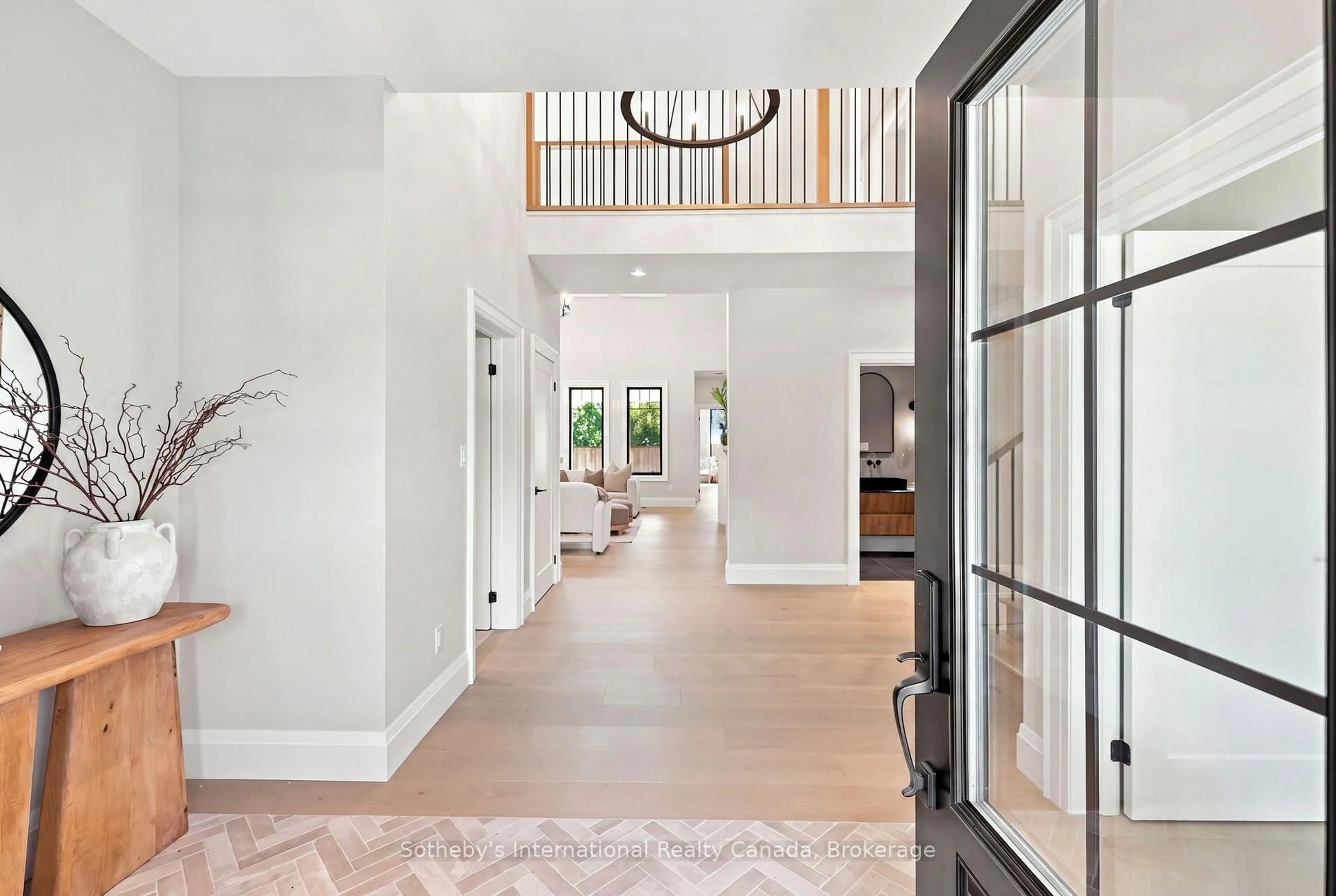 Indoor entryway for 222 Oak St, Collingwood Ontario L9Y 2Y1