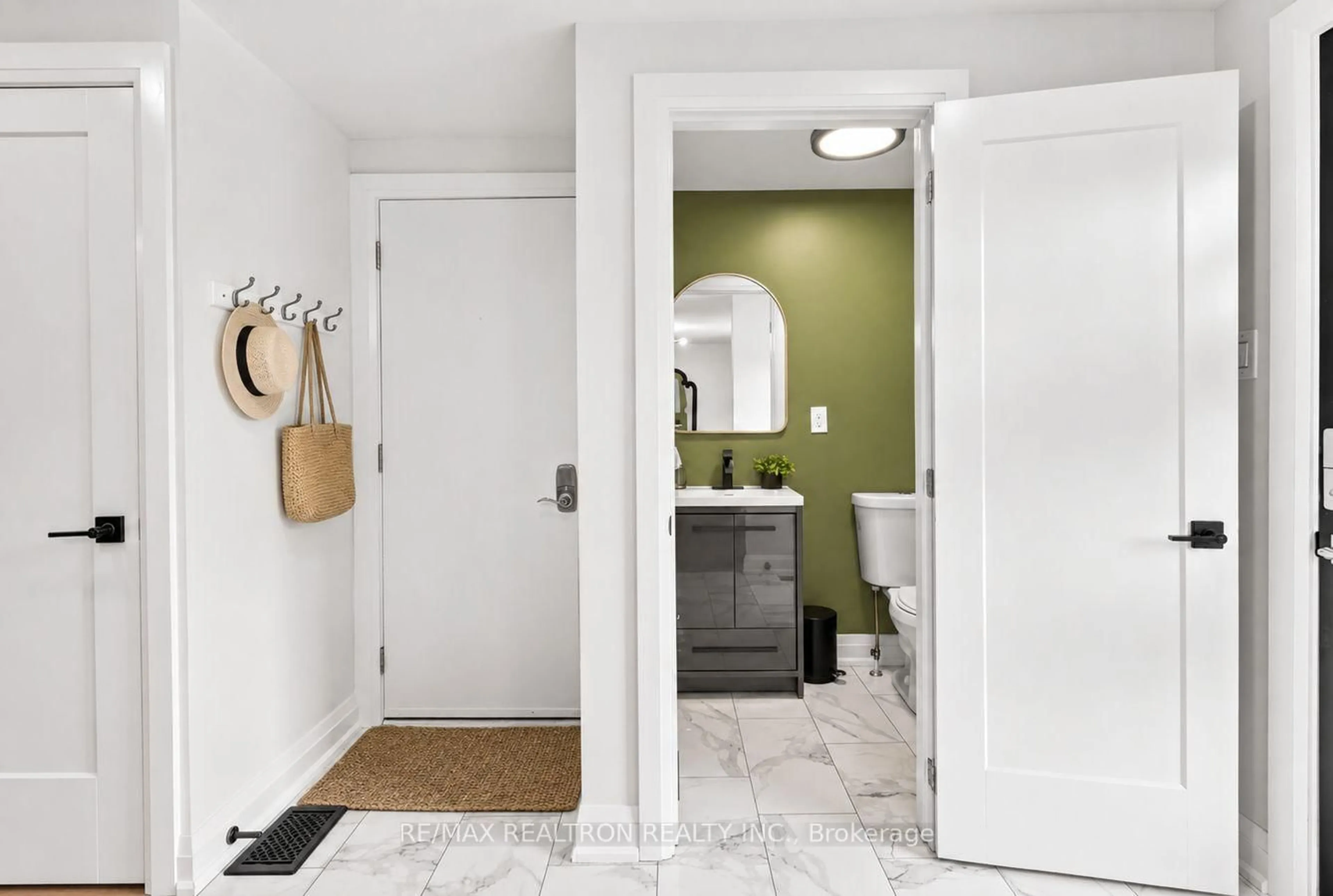 Indoor entryway for 55 Laurie Cres, Barrie Ontario L4M 6C7