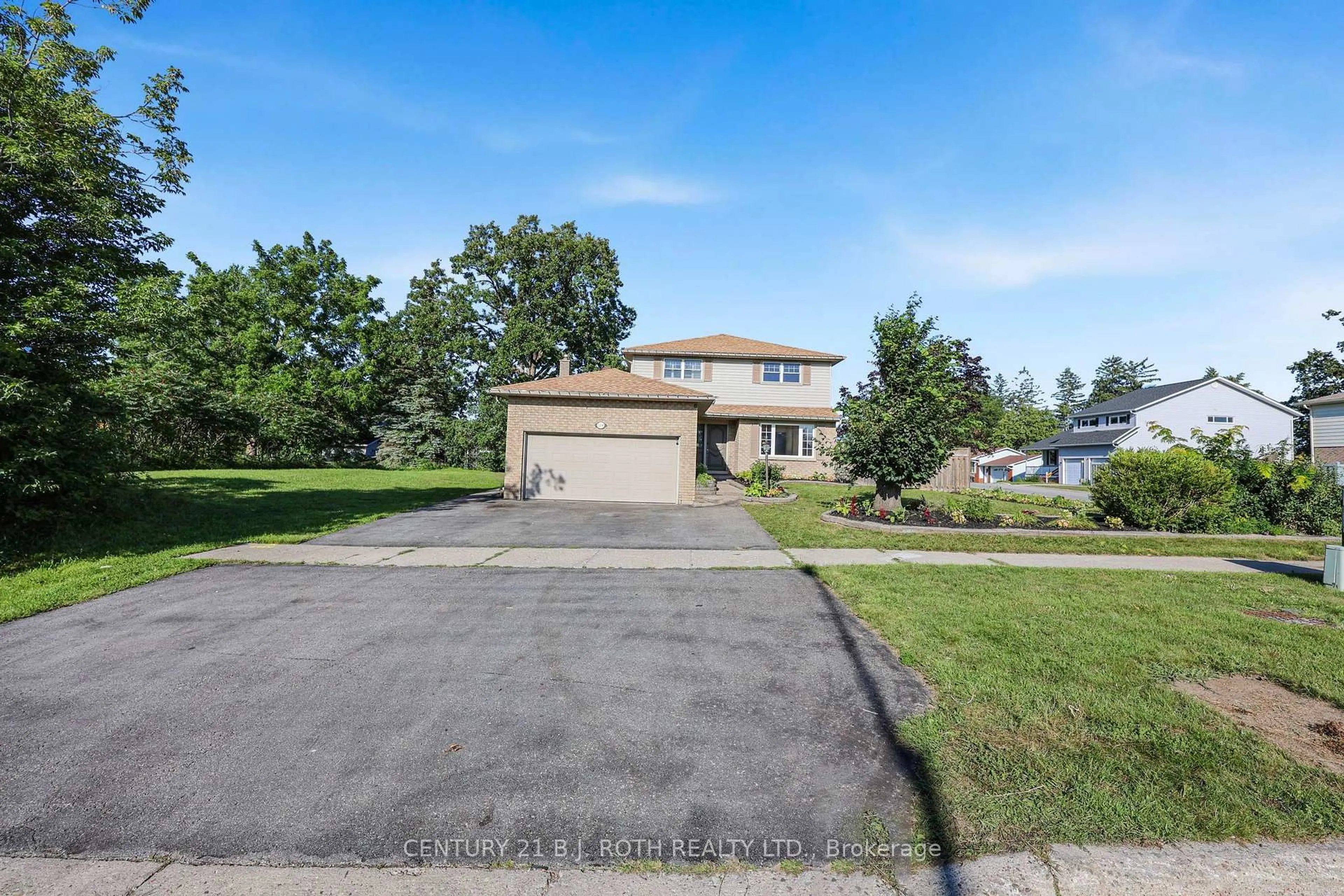 A pic from outside/outdoor area/front of a property/back of a property/a pic from drone, street for 104 WOODSIDE Dr, Orillia Ontario L3V 7N7