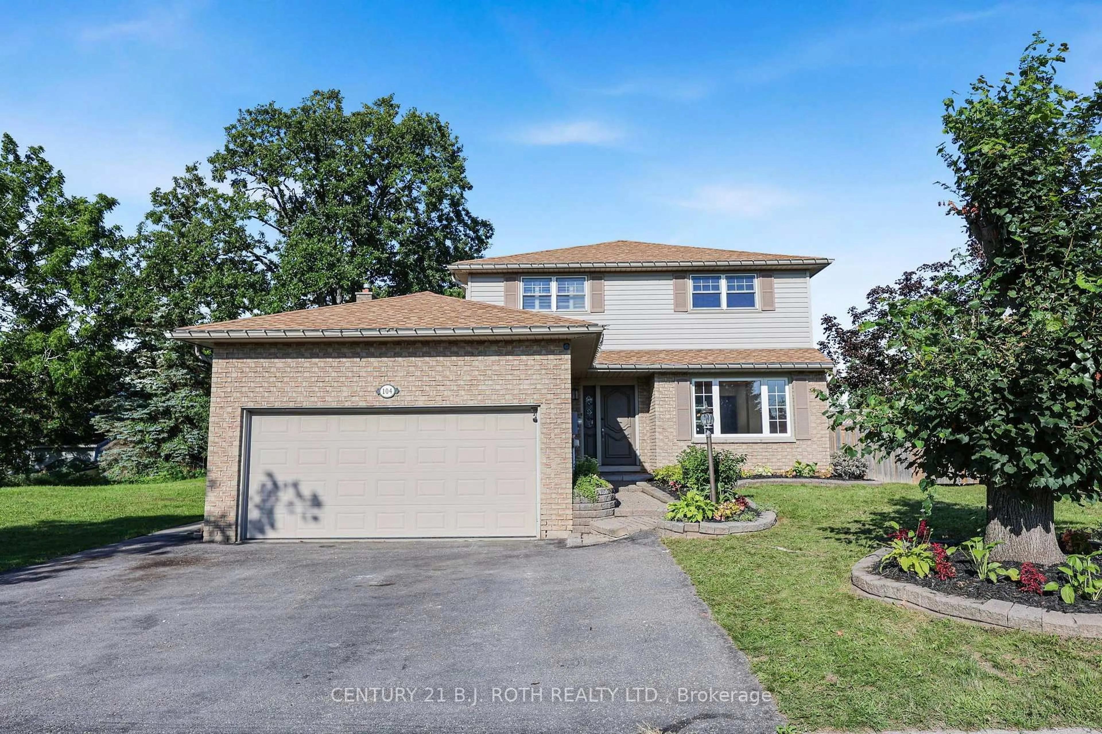 A pic from outside/outdoor area/front of a property/back of a property/a pic from drone, street for 104 WOODSIDE Dr, Orillia Ontario L3V 7N7