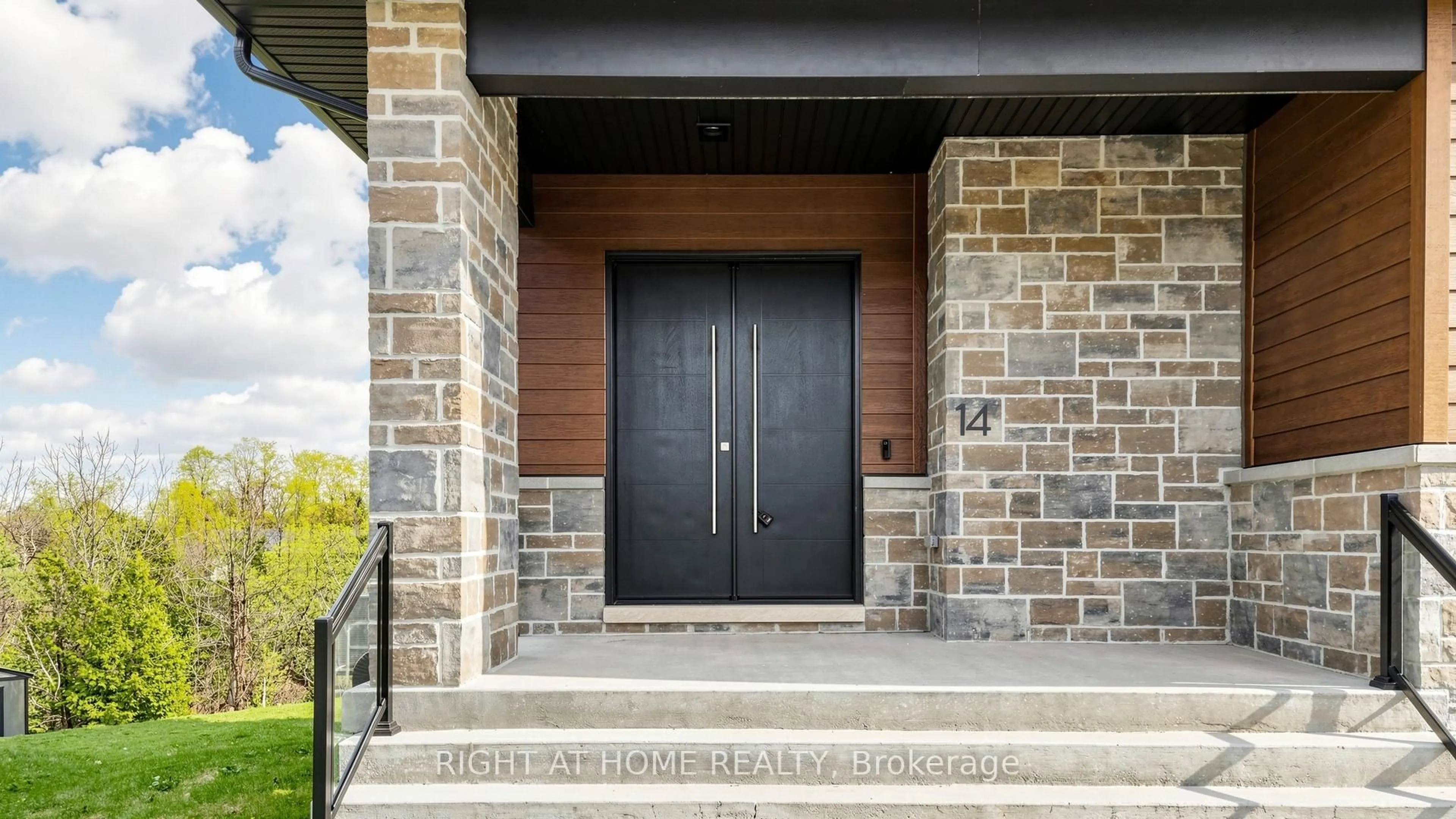 Indoor entryway for 14 Dixon Crt, Barrie Ontario L4N 7H1