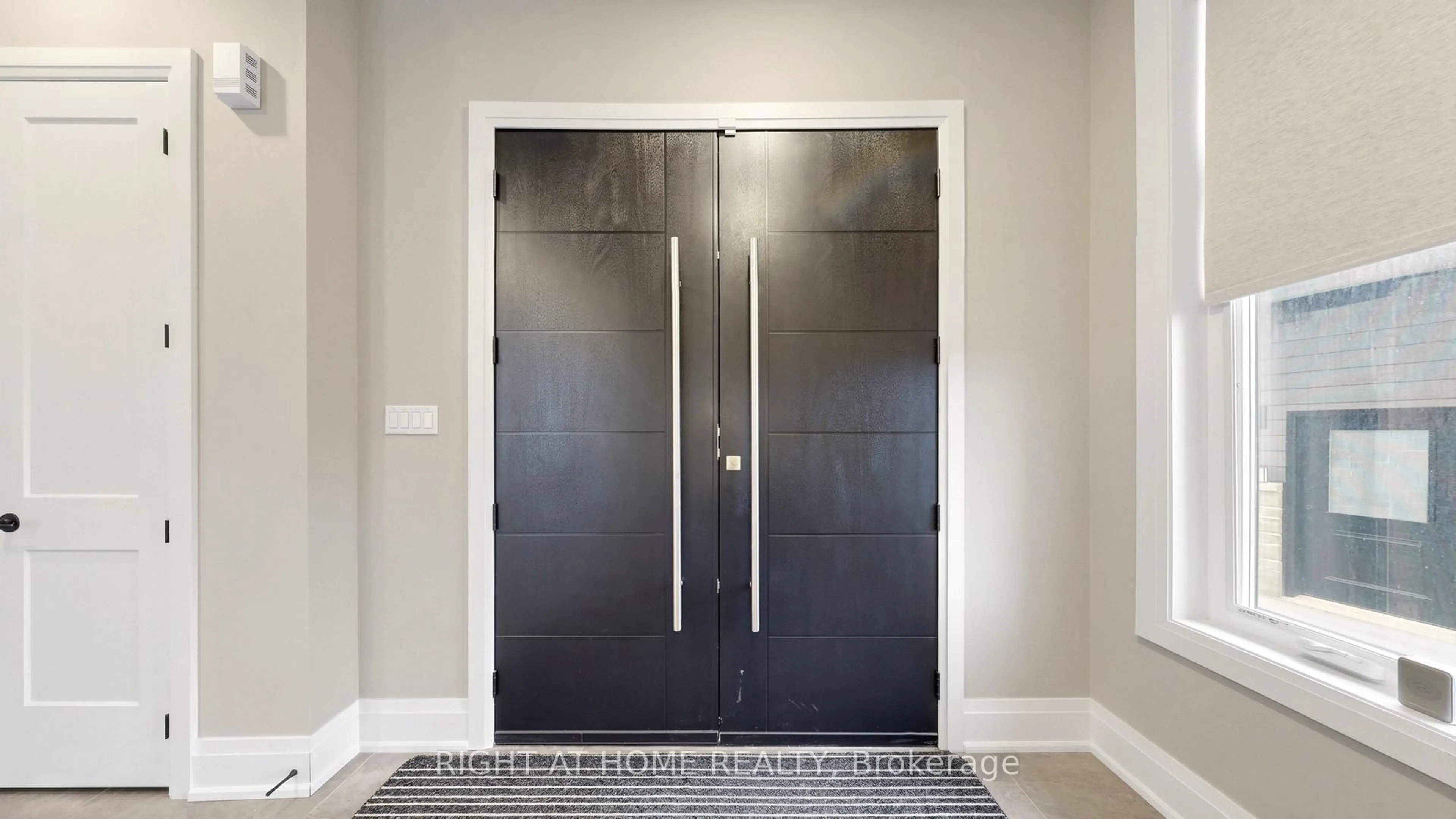 Indoor entryway for 14 Dixon Crt, Barrie Ontario L4N 7H1
