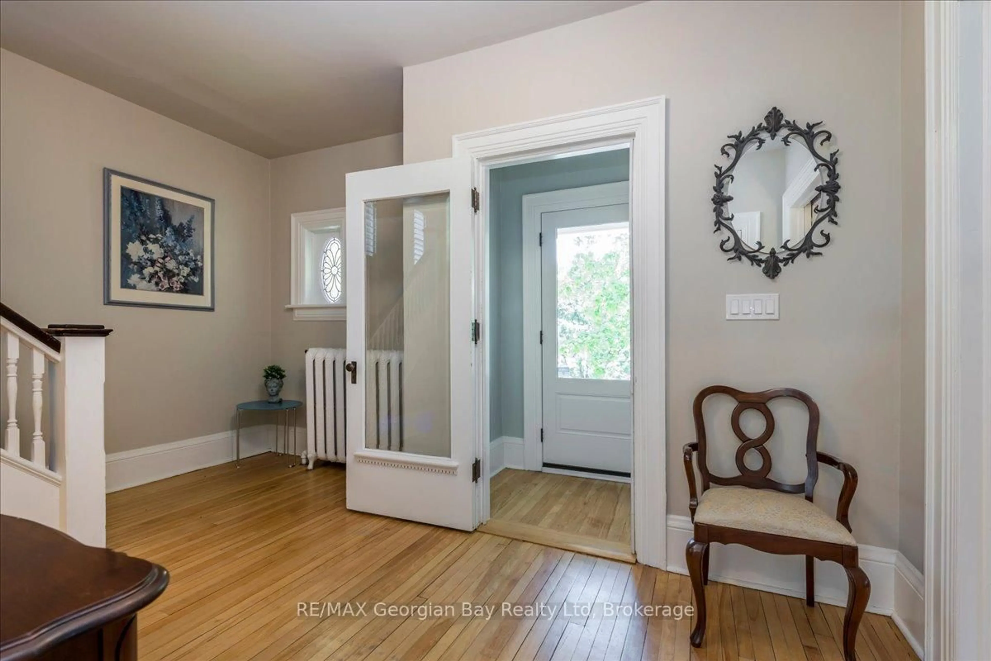 Indoor entryway for 238 Sixth St, Midland Ontario L4R 3Y1