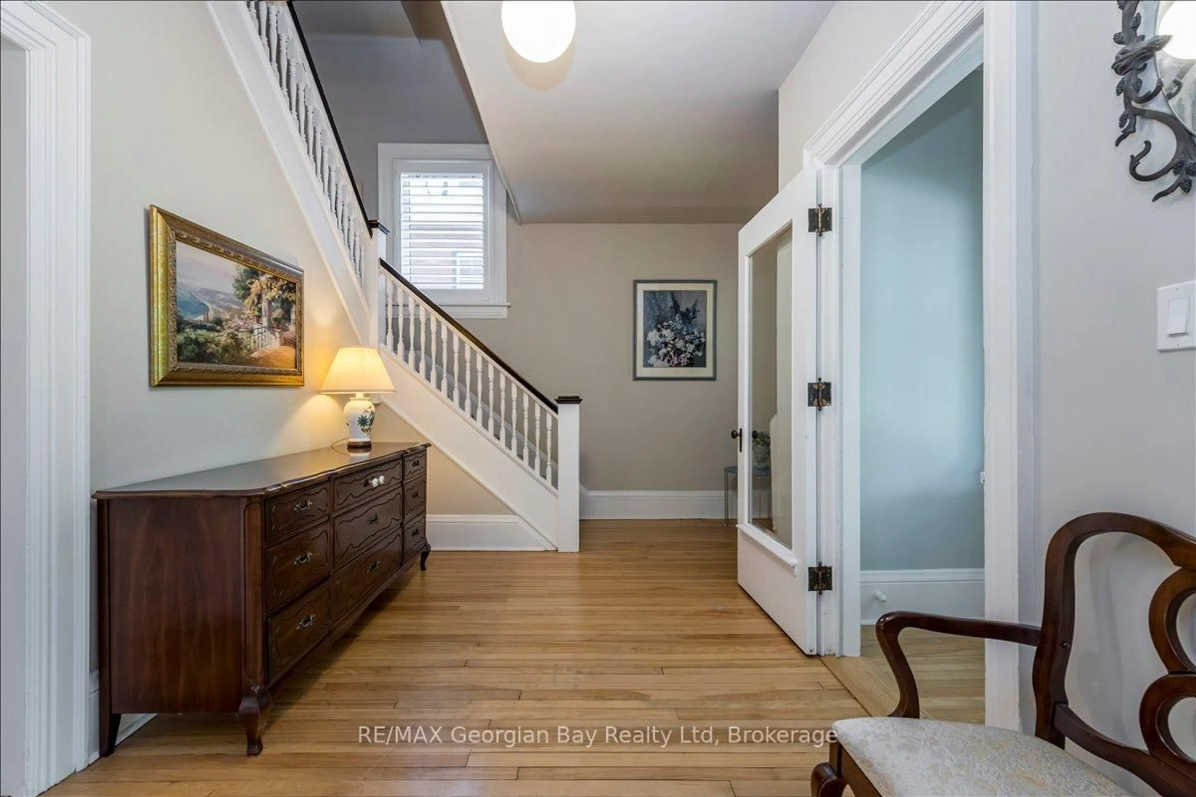 Indoor entryway for 238 Sixth St, Midland Ontario L4R 3Y1