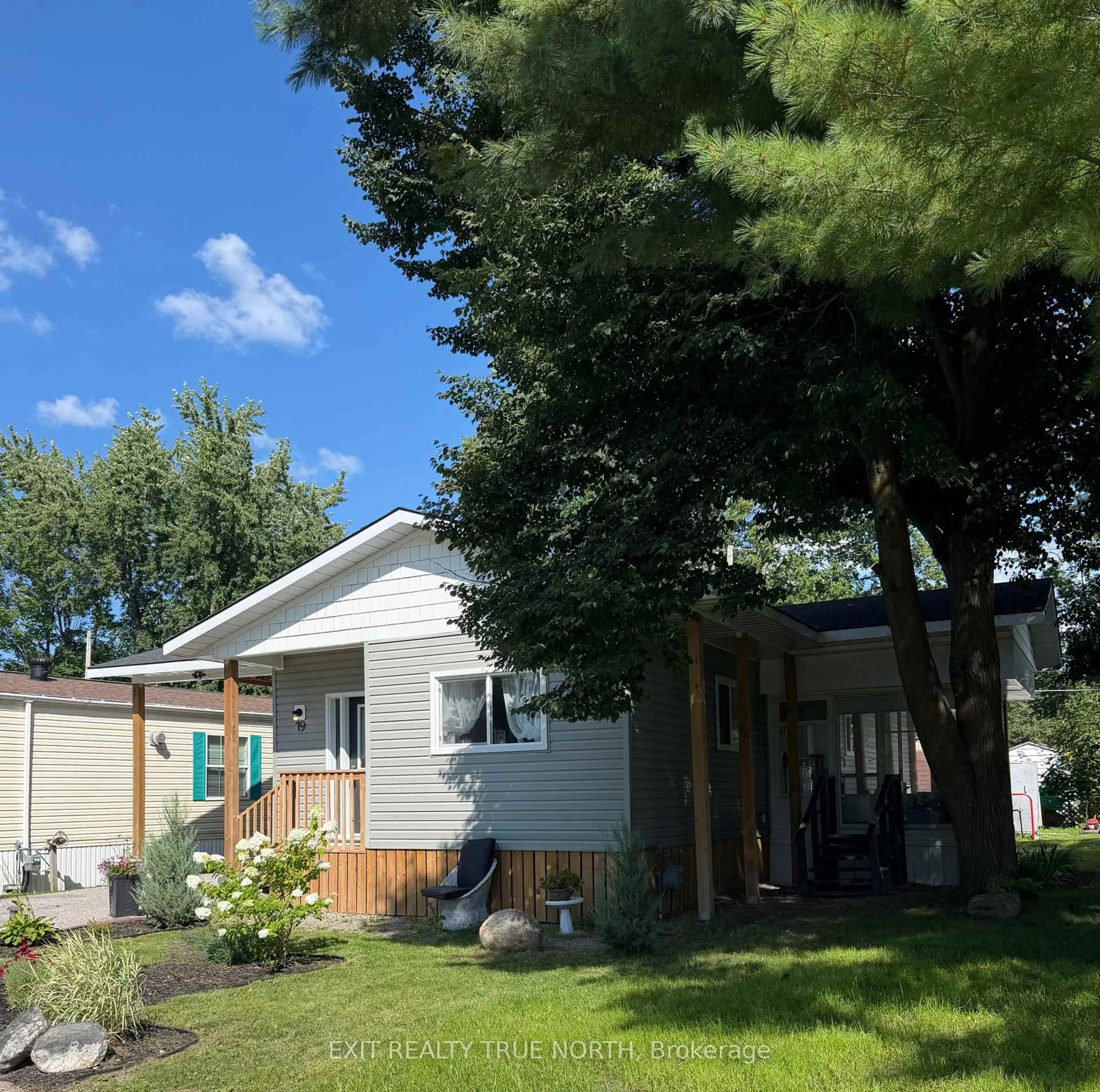 Home with vinyl exterior material, street for 19 Vics Rd, Midland Ontario L4R 0B9