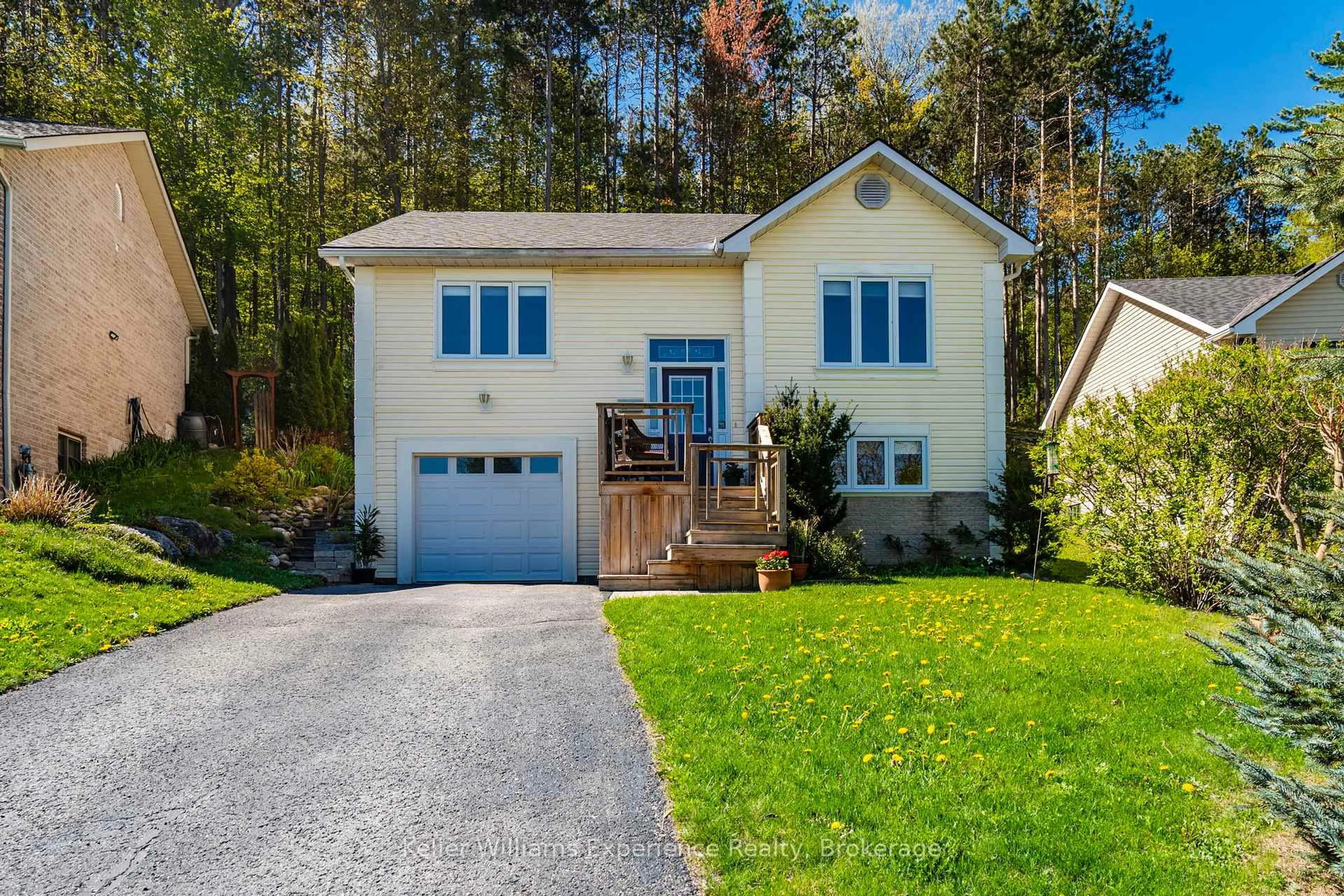 Home with vinyl exterior material, street for 53 Therrien Crt, Penetanguishene Ontario L9M 1P6