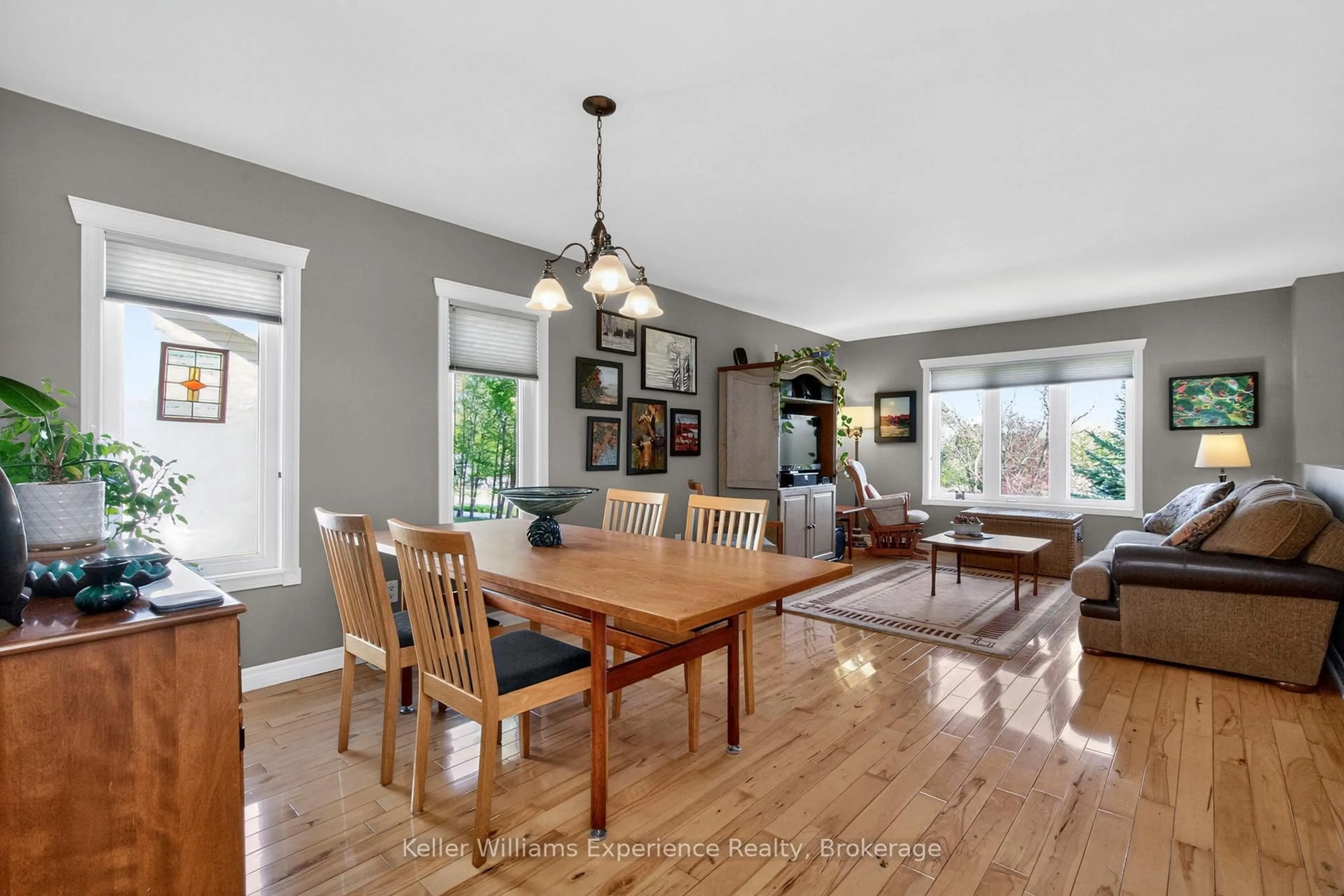 Dining room, wood/laminate floor for 53 Therrien Crt, Penetanguishene Ontario L9M 1P6