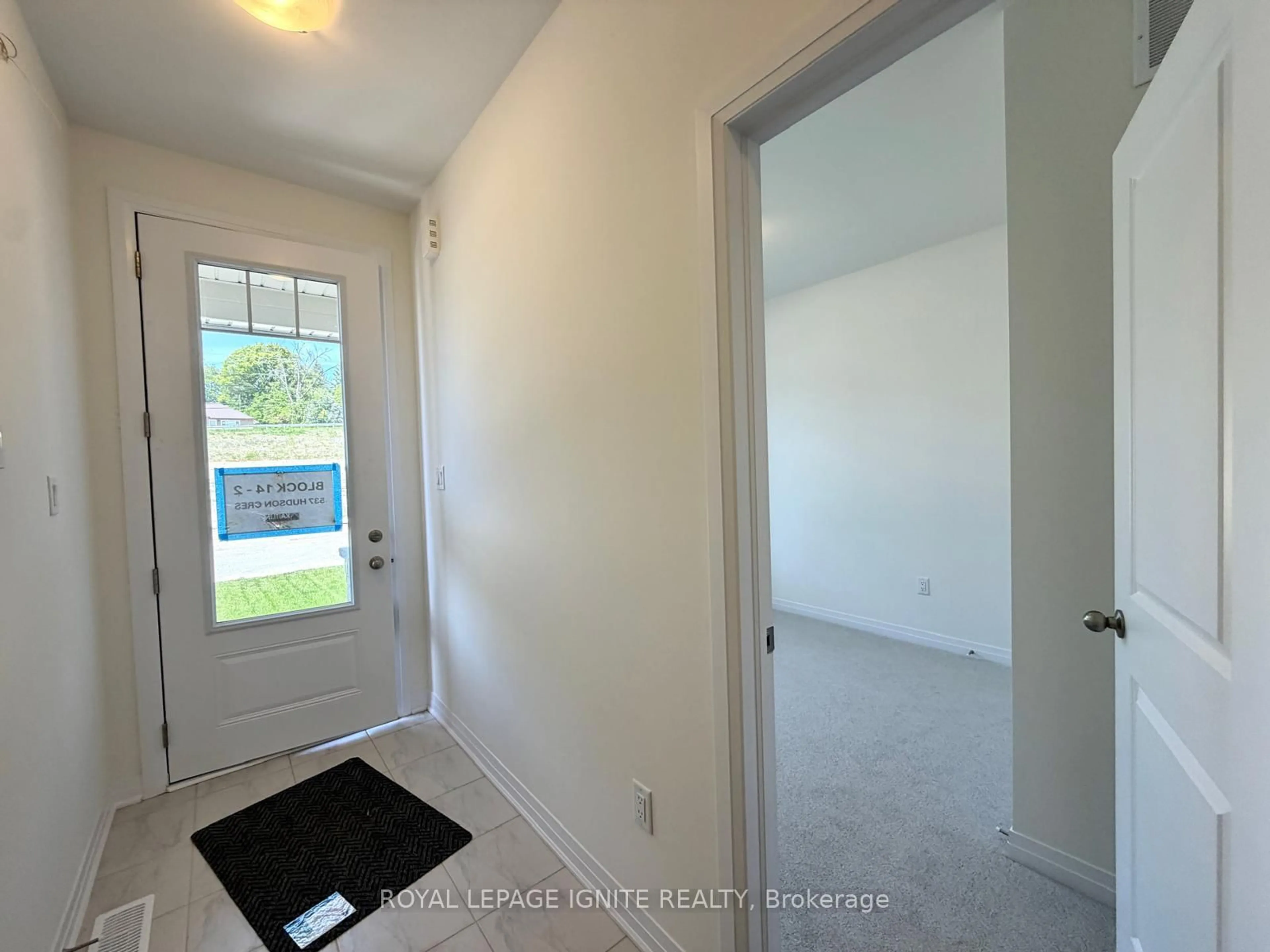 Indoor entryway for 537 Hudson Cres, Midland Ontario L4R 0J2