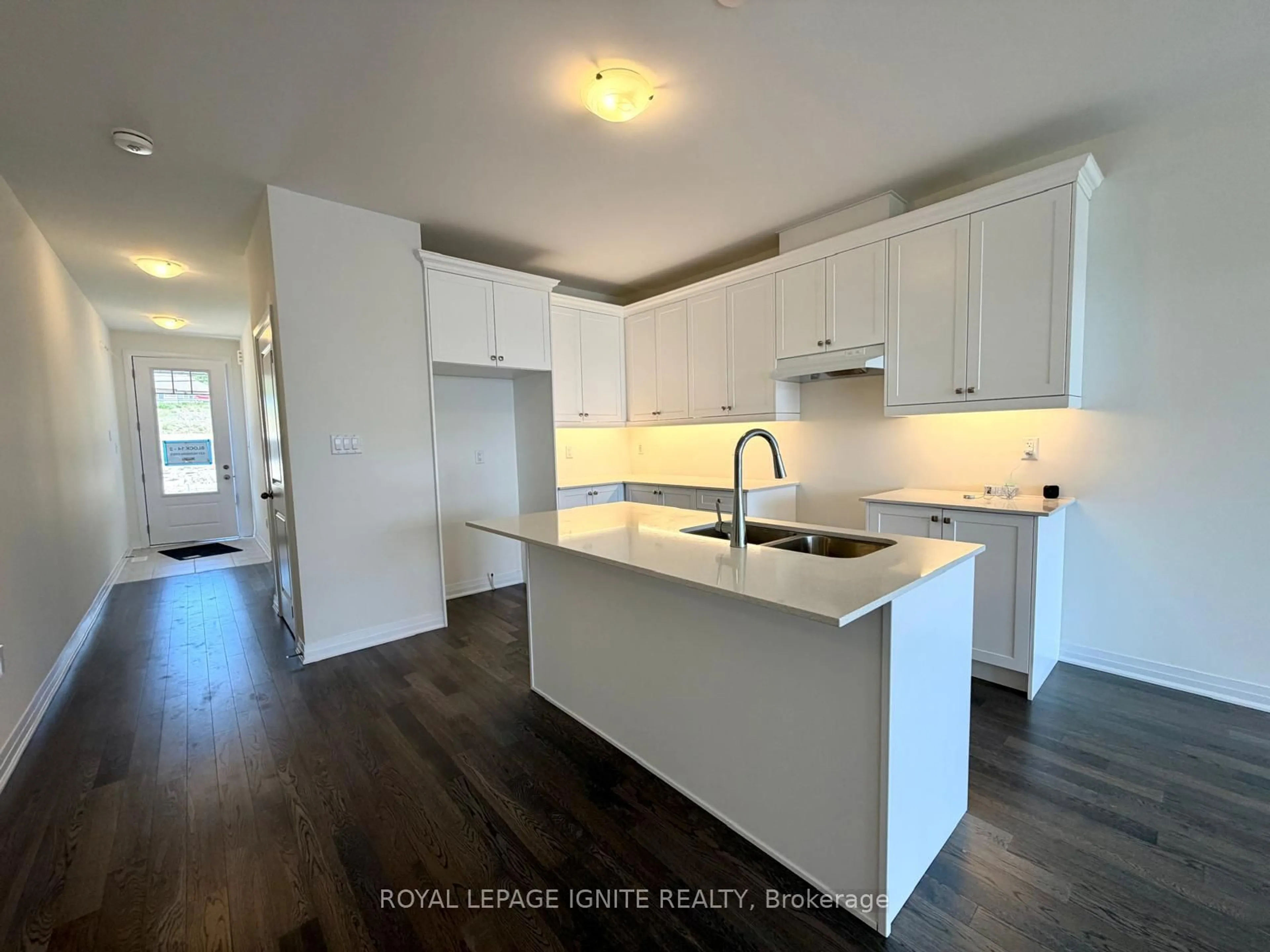 Open concept kitchen, wood/laminate floor for 537 Hudson Cres, Midland Ontario L4R 0J2