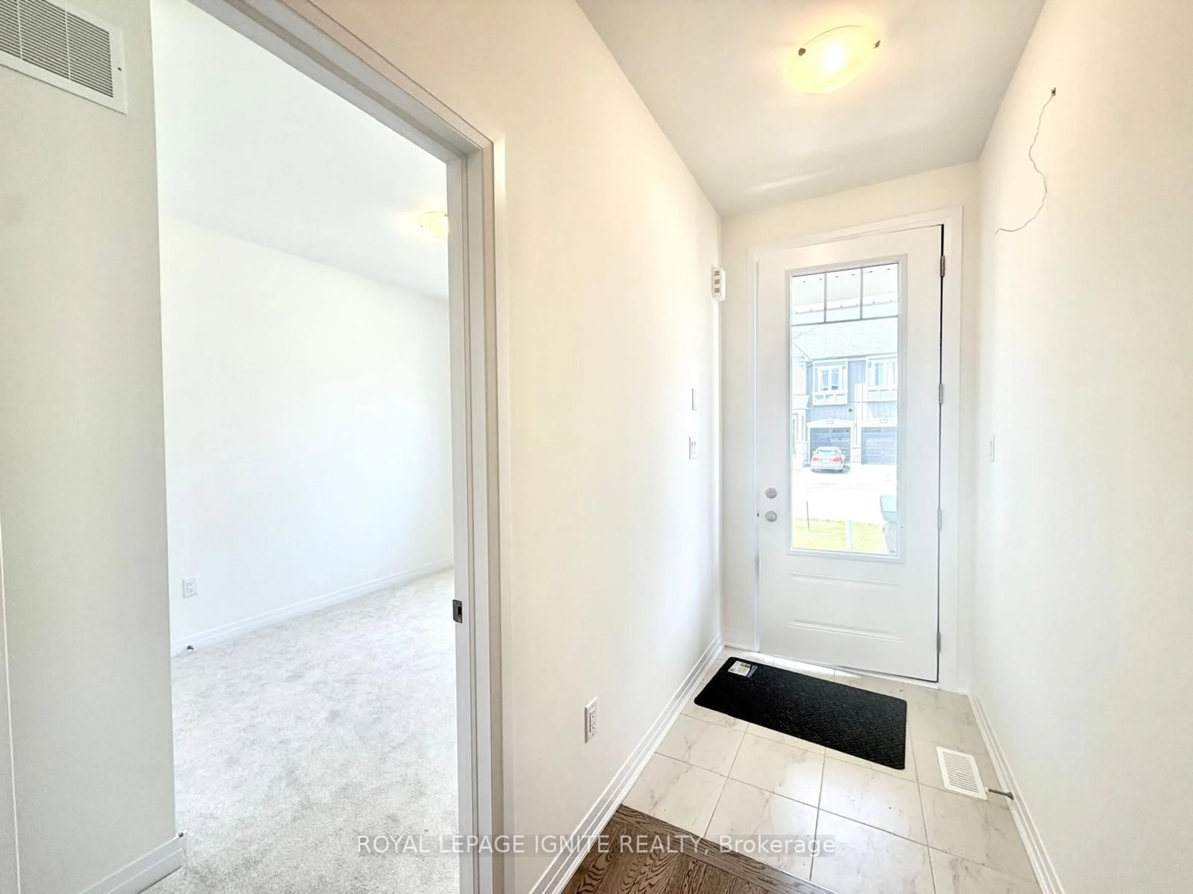 Indoor entryway for 551 Hudson St, Midland Ontario L4R 0J2