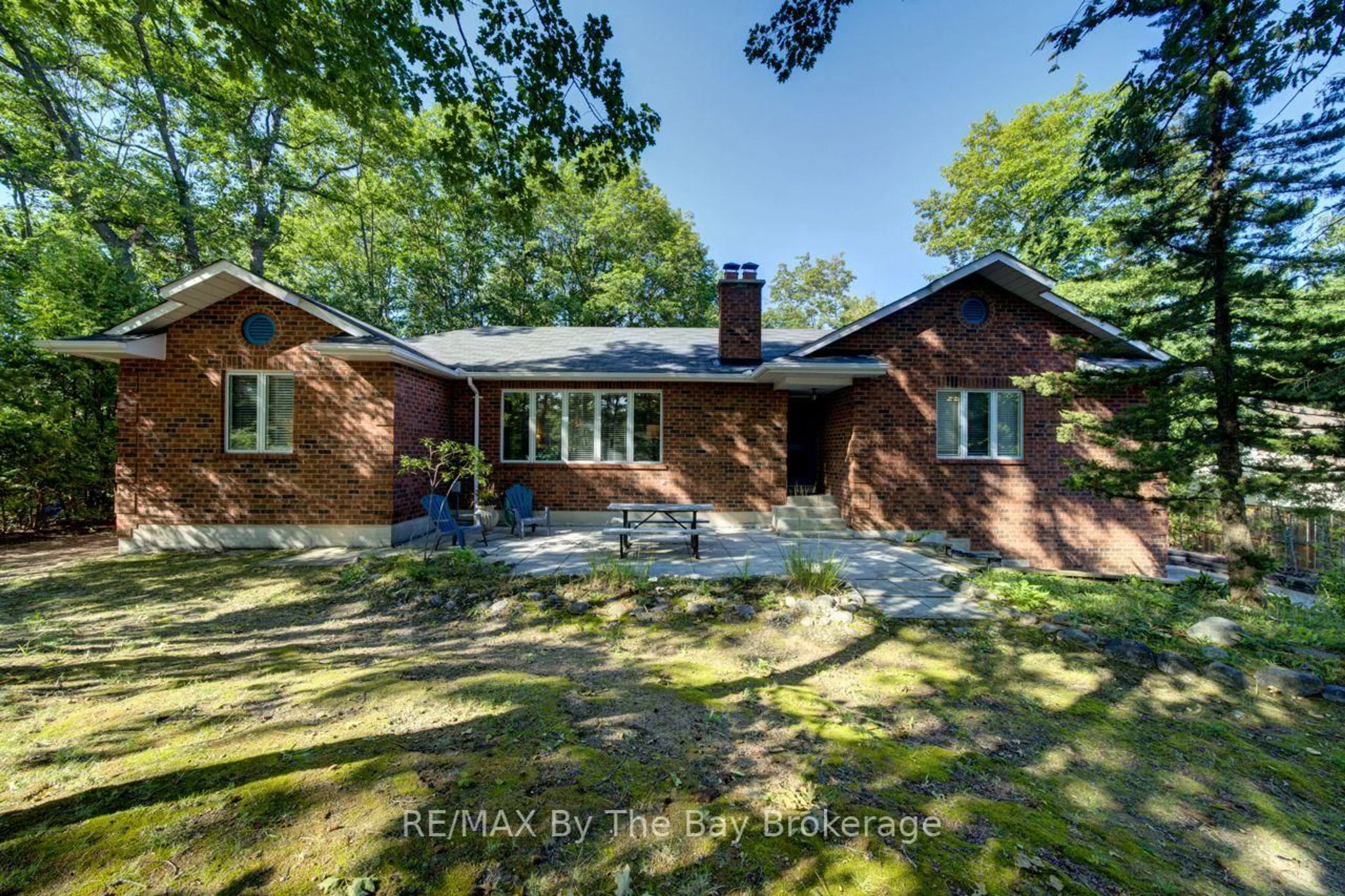 A pic from outside/outdoor area/front of a property/back of a property/a pic from drone, unknown for 47 Birchwood Tr, Wasaga Beach Ontario L9Z 1B1