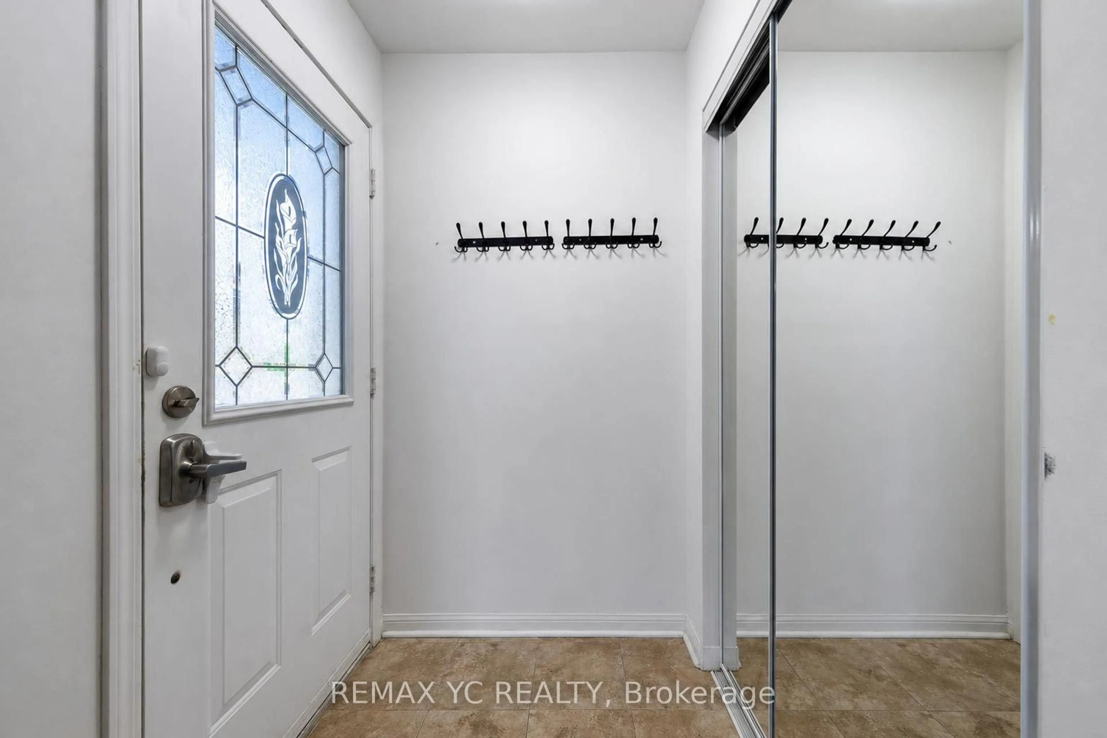 Indoor entryway for 18 Coleman Dr, Barrie Ontario L4N 0R4