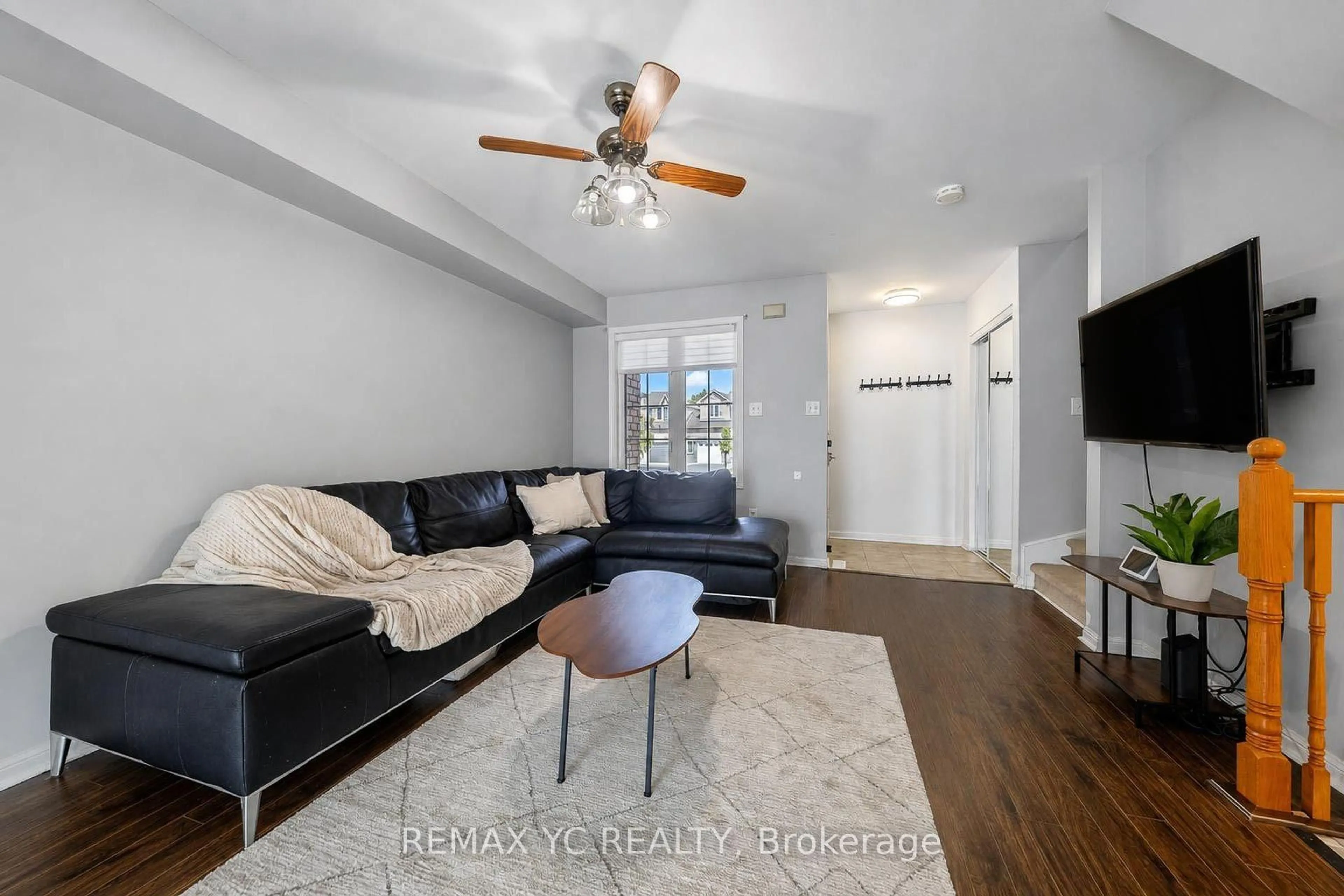 Living room with furniture, unknown for 18 Coleman Dr, Barrie Ontario L4N 0R4