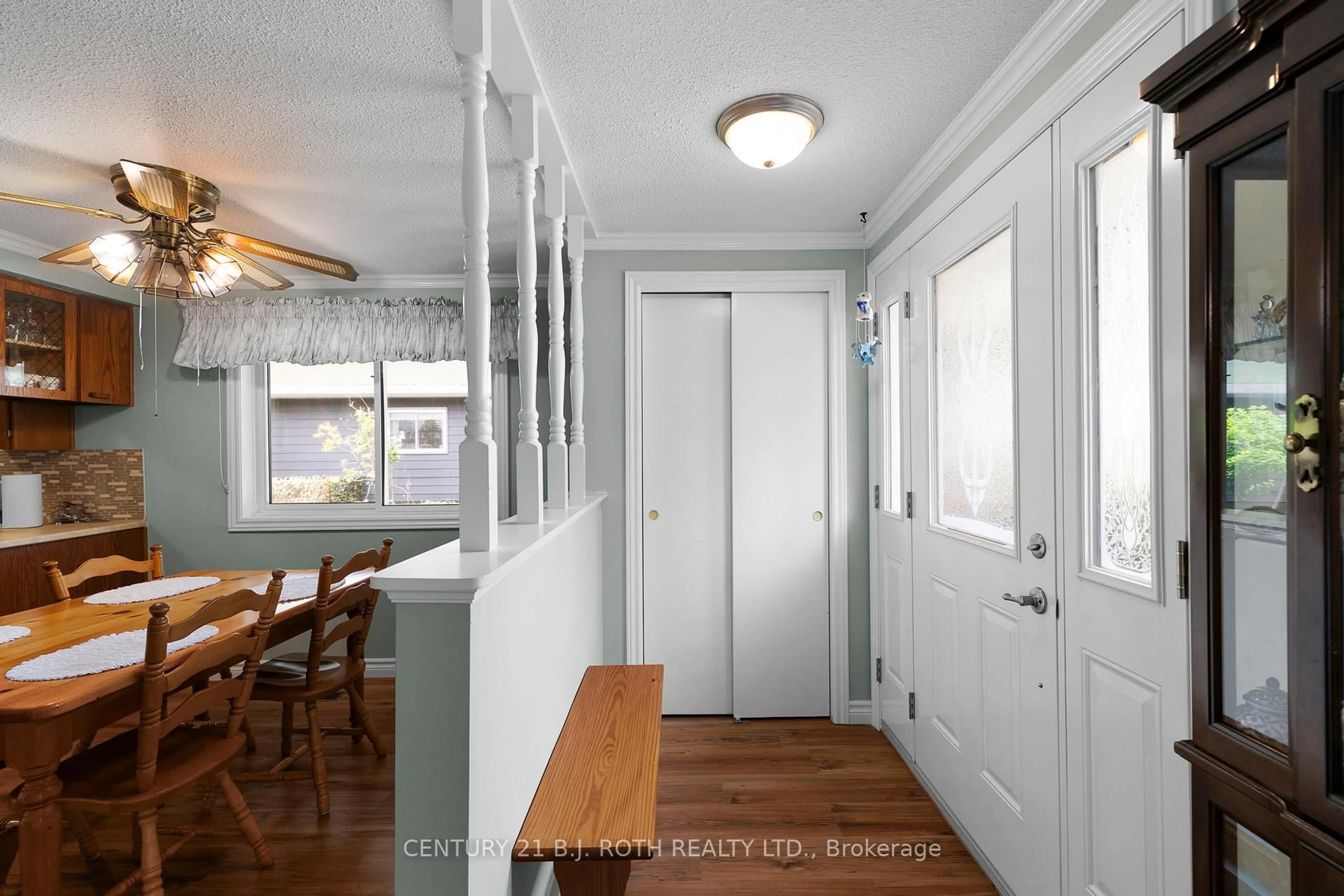 Indoor entryway for 19 Maple Cres, Oro-Medonte Ontario L0L 1T0
