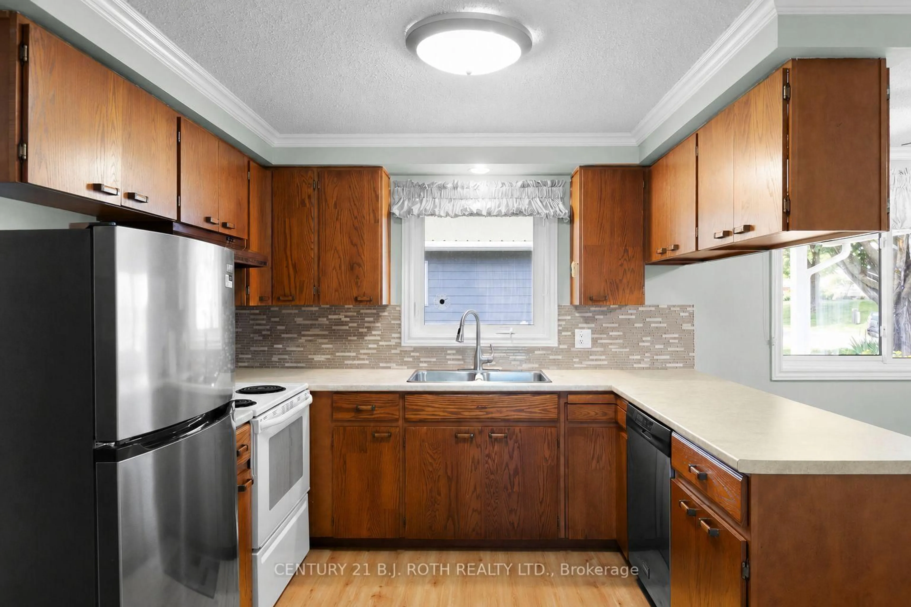Standard kitchen, unknown for 19 Maple Cres, Oro-Medonte Ontario L0L 1T0