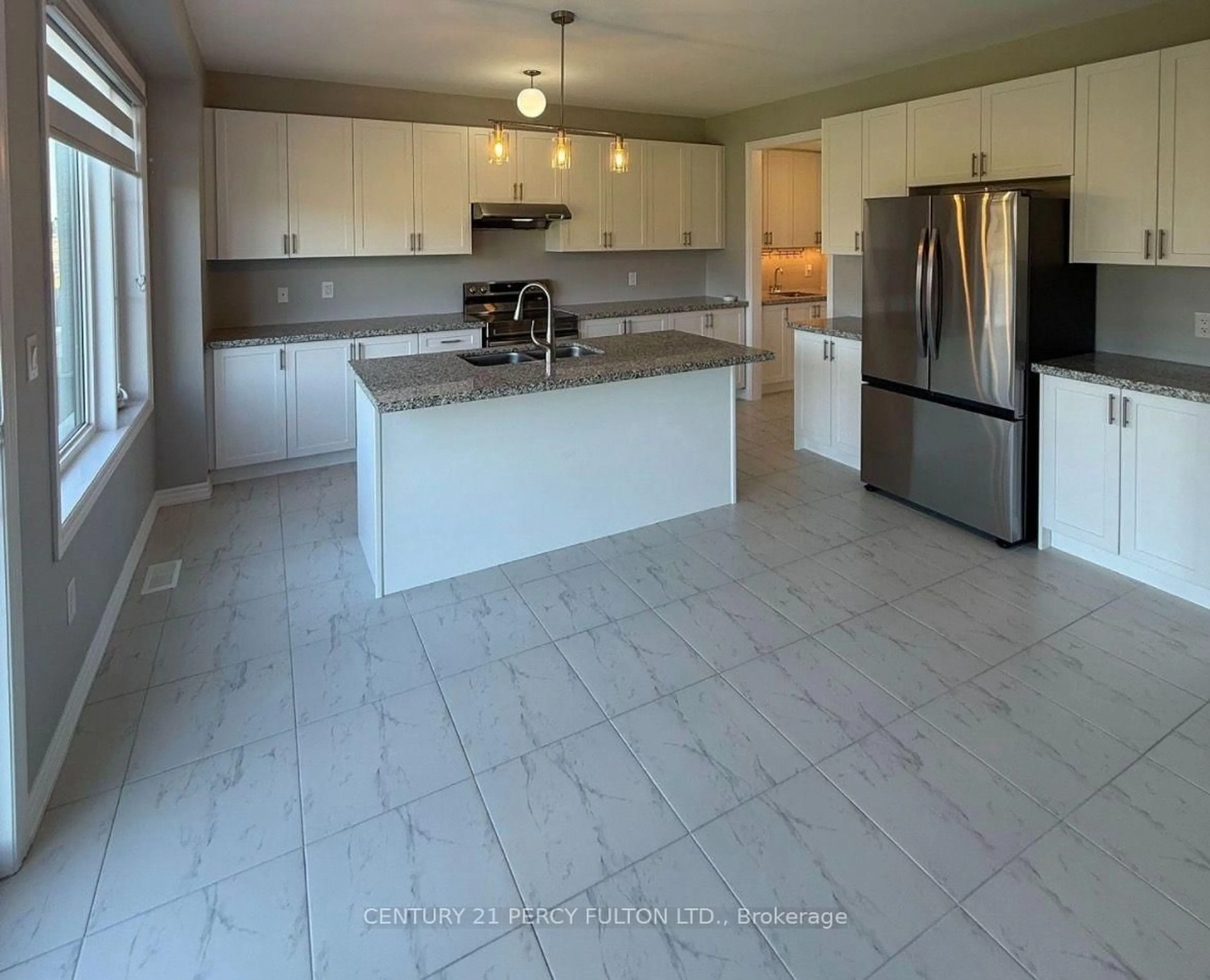 Open concept kitchen, ceramic/tile floor for 10 Rosanne Circ, Wasaga Beach Ontario L9Z 0N4