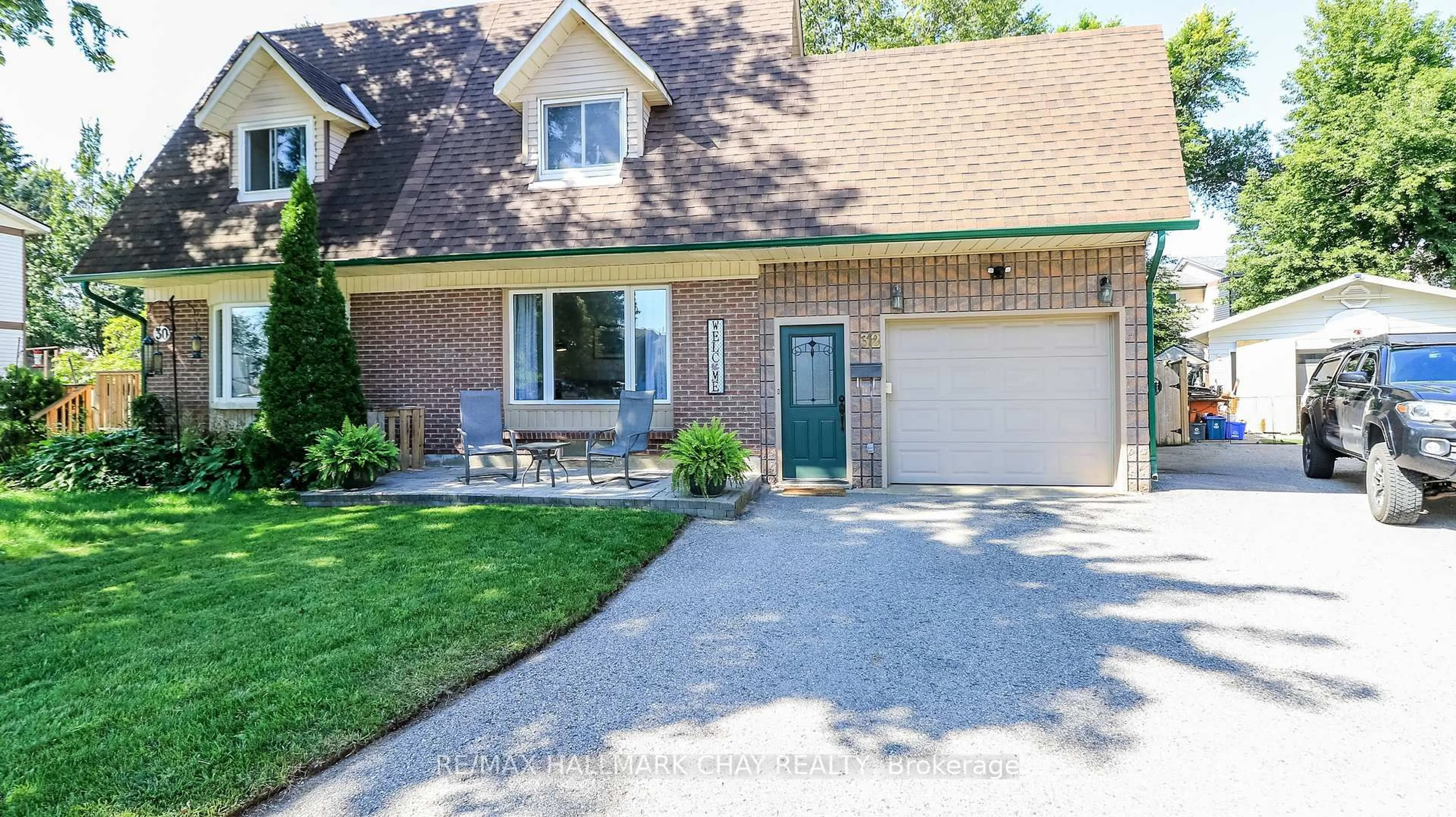 Home with brick exterior material, street for 32 Wilde Pl, Barrie Ontario L4N 4W7