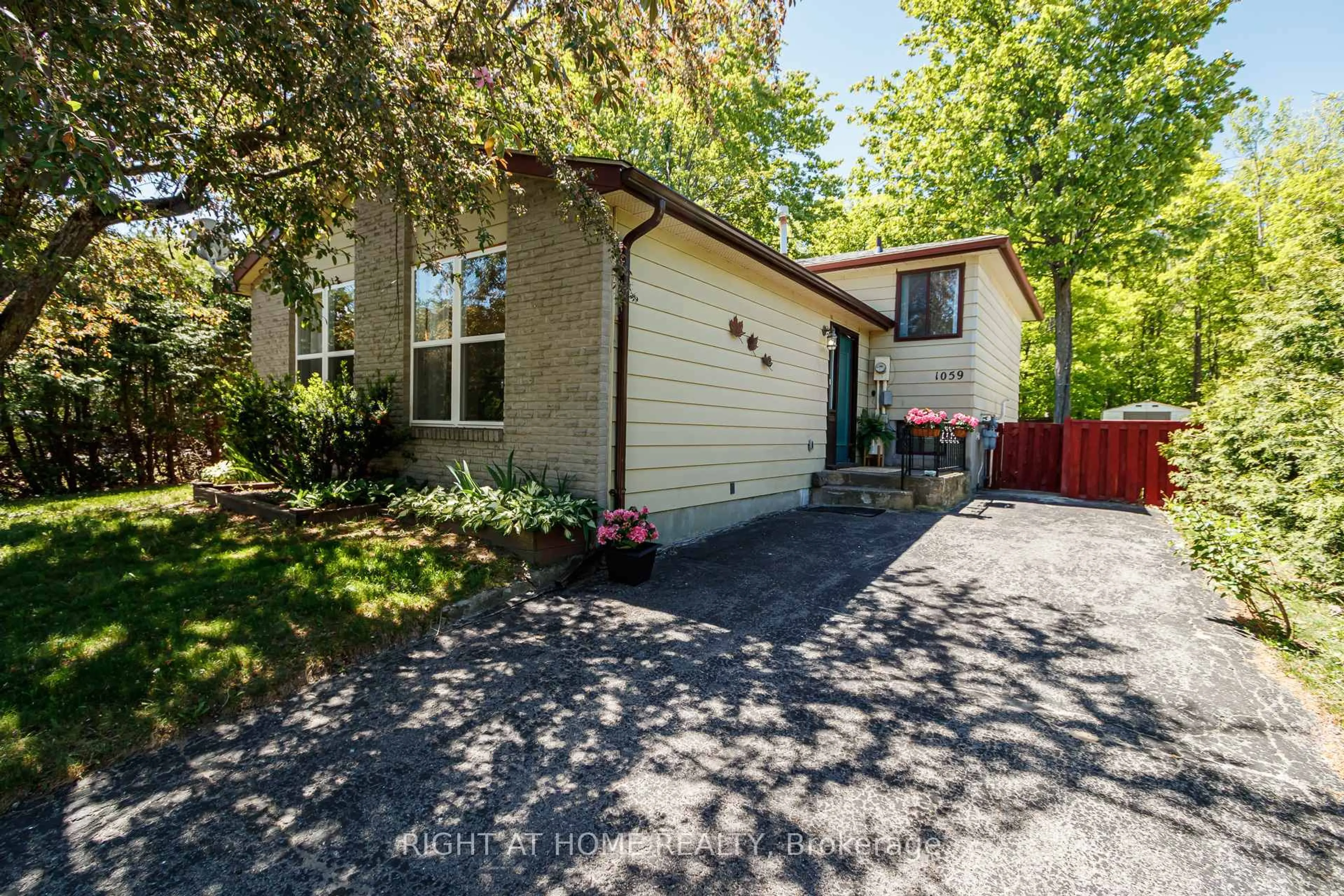 A pic from outside/outdoor area/front of a property/back of a property/a pic from drone, street for 1059 Glen Mhor Cres, Midland Ontario L4R 4P5