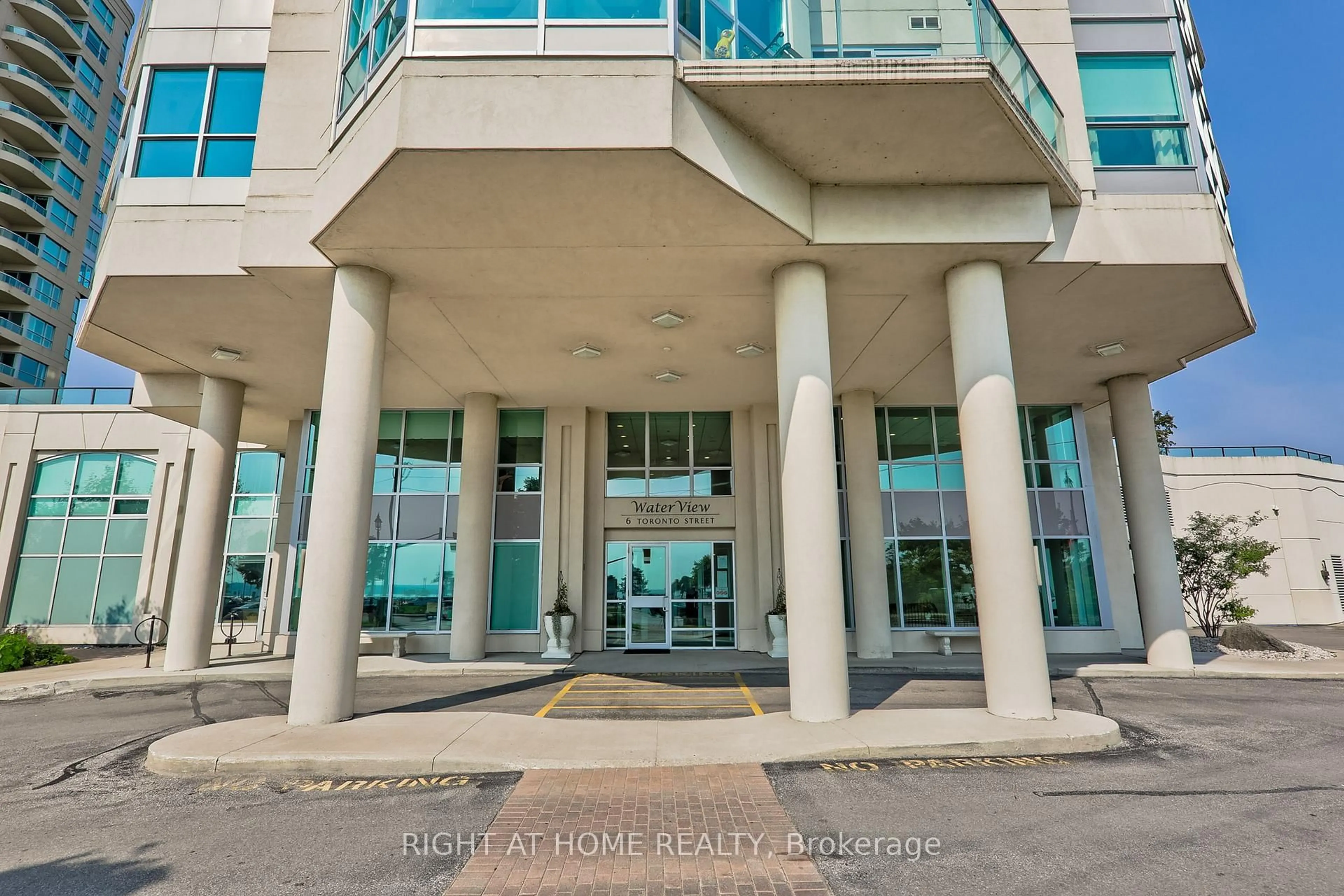 Indoor foyer for 6 Toronto St #409, Barrie Ontario L4N 9R2
