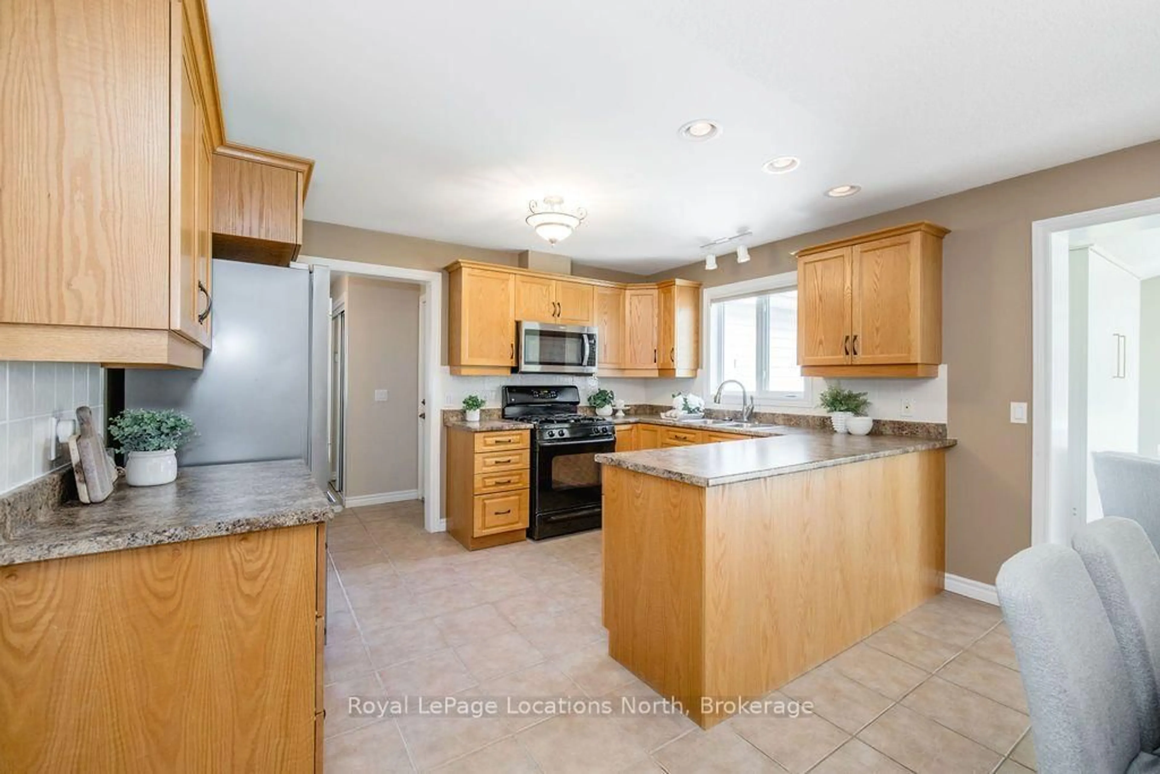 Open concept kitchen, ceramic/tile floor for 77 Pennsylvania Ave, Wasaga Beach Ontario L9Z 3A8