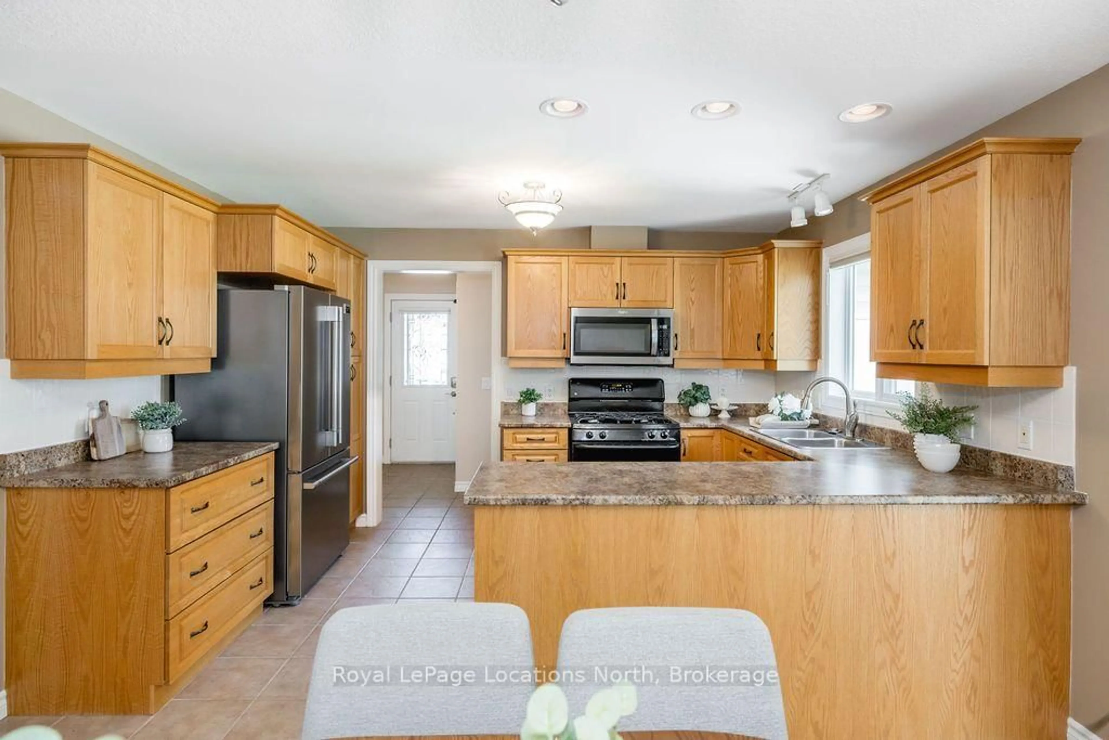 Open concept kitchen, unknown for 77 Pennsylvania Ave, Wasaga Beach Ontario L9Z 3A8