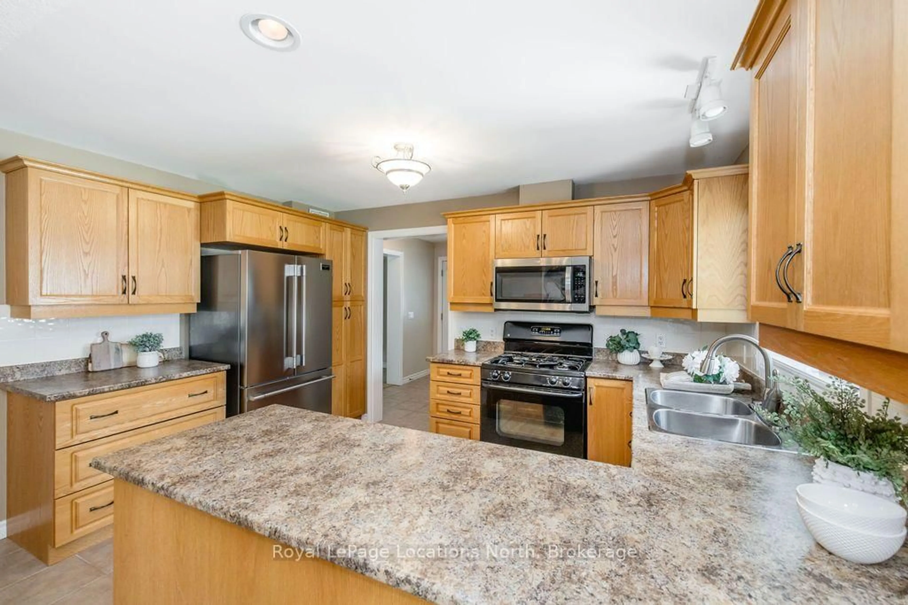 Open concept kitchen, ceramic/tile floor for 77 Pennsylvania Ave, Wasaga Beach Ontario L9Z 3A8