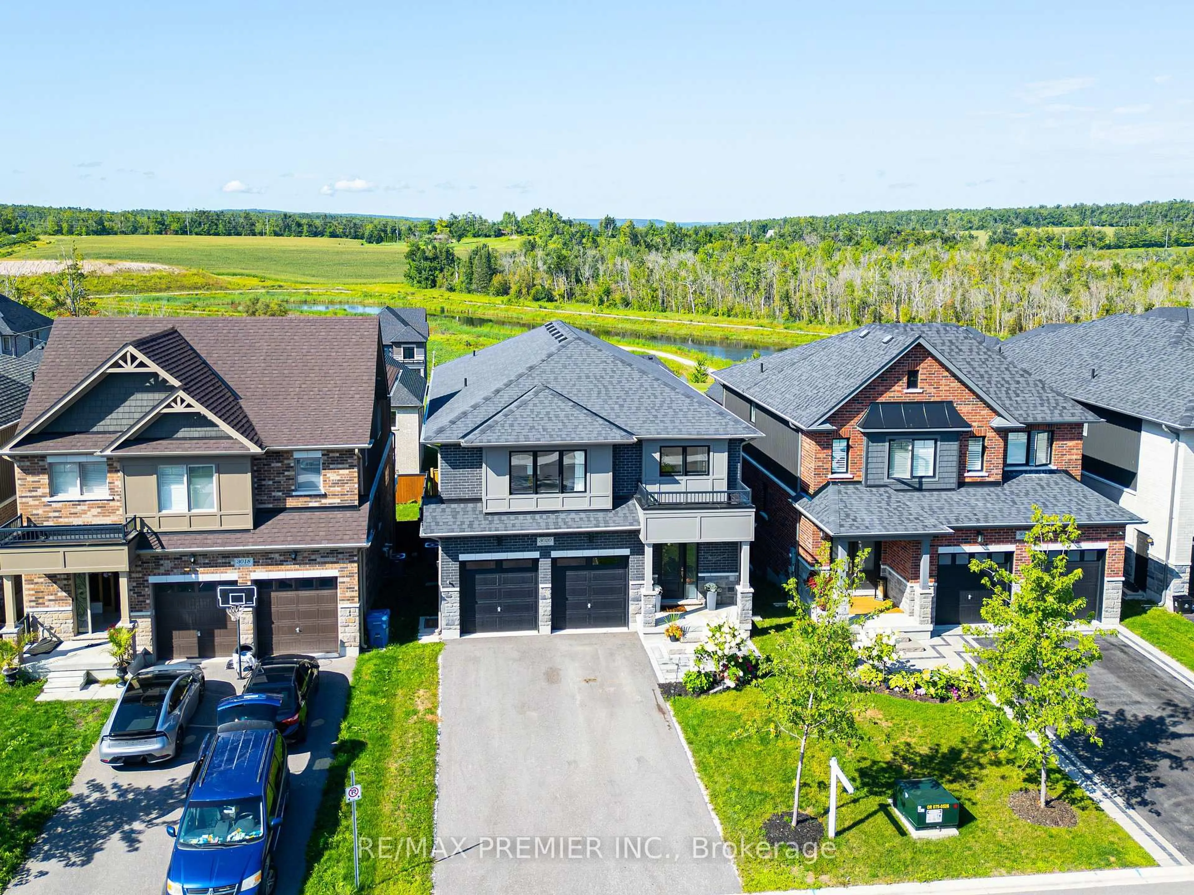 A pic from outside/outdoor area/front of a property/back of a property/a pic from drone, unknown for 3020 Sierra Dr, Orillia Ontario L3V 8M7