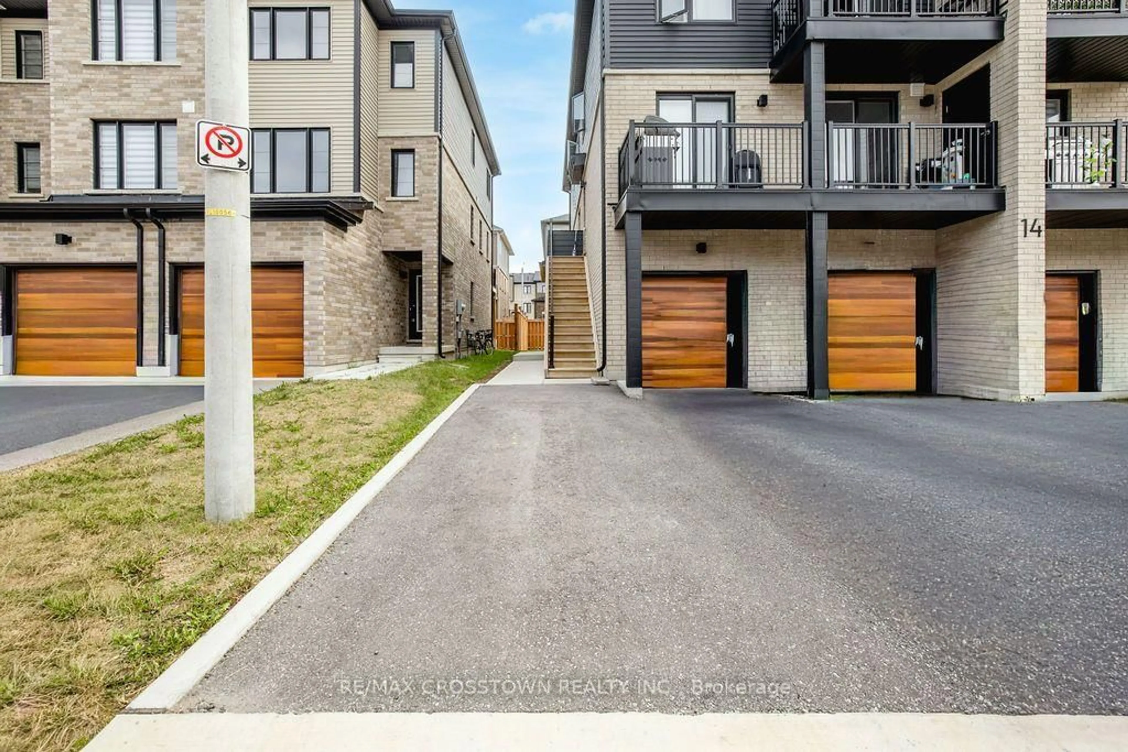 A pic from outside/outdoor area/front of a property/back of a property/a pic from drone, street for 14 Pumpkin Corner Cres #1, Barrie Ontario L9J 0T6