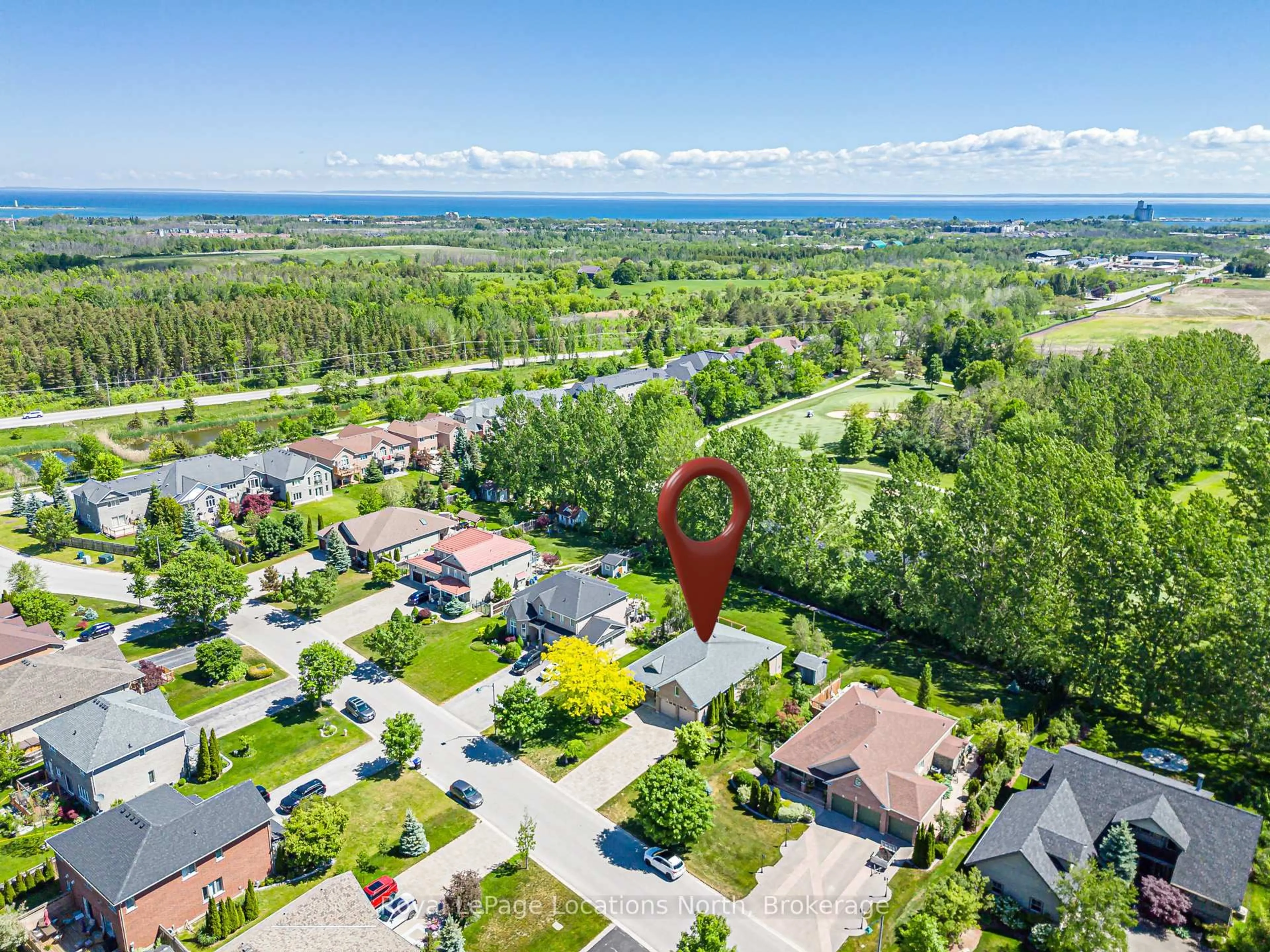 A pic from outside/outdoor area/front of a property/back of a property/a pic from drone, unknown for 19 Kells Cres, Collingwood Ontario L9Y 0A8