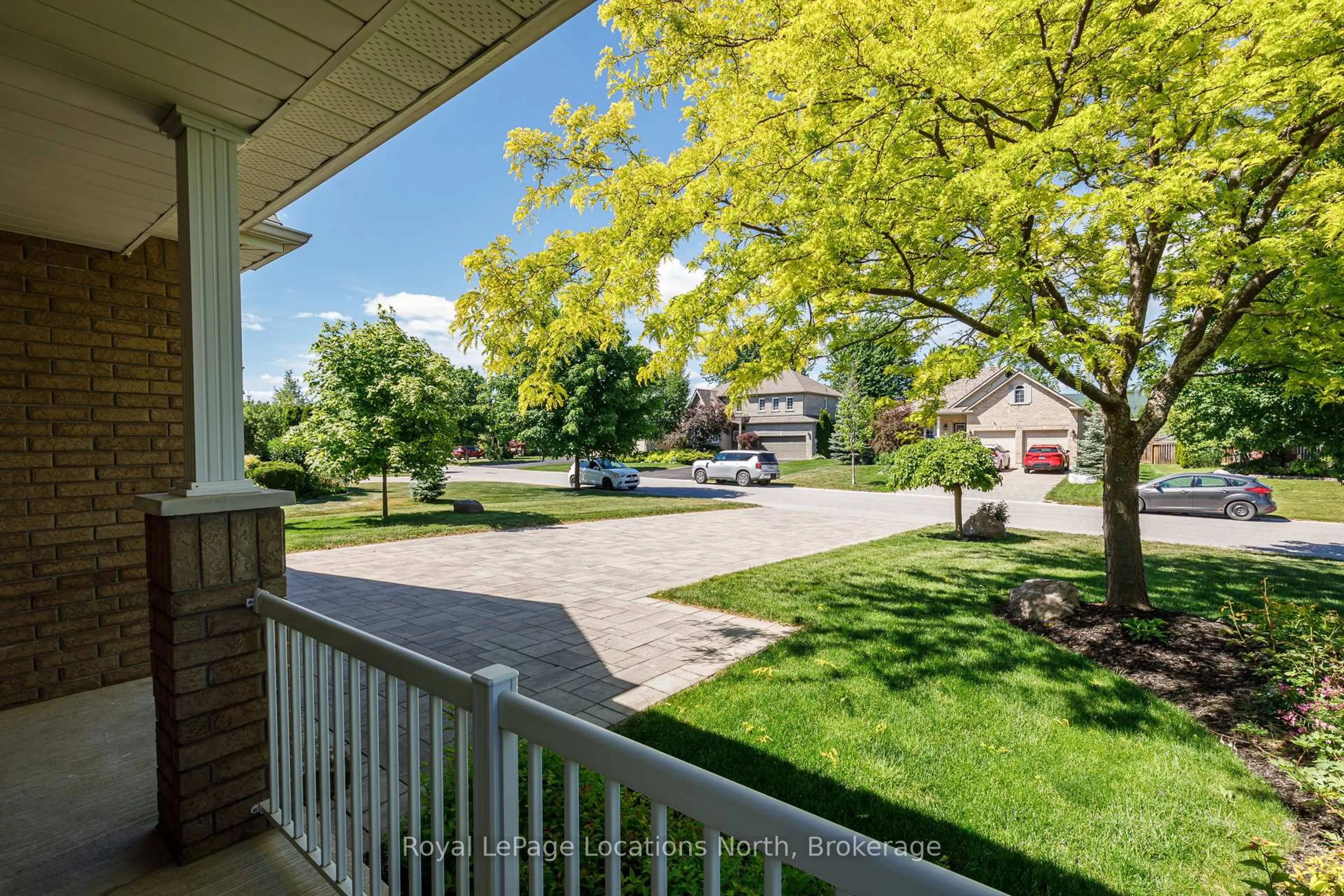 A pic from outside/outdoor area/front of a property/back of a property/a pic from drone, street for 19 Kells Cres, Collingwood Ontario L9Y 0A8