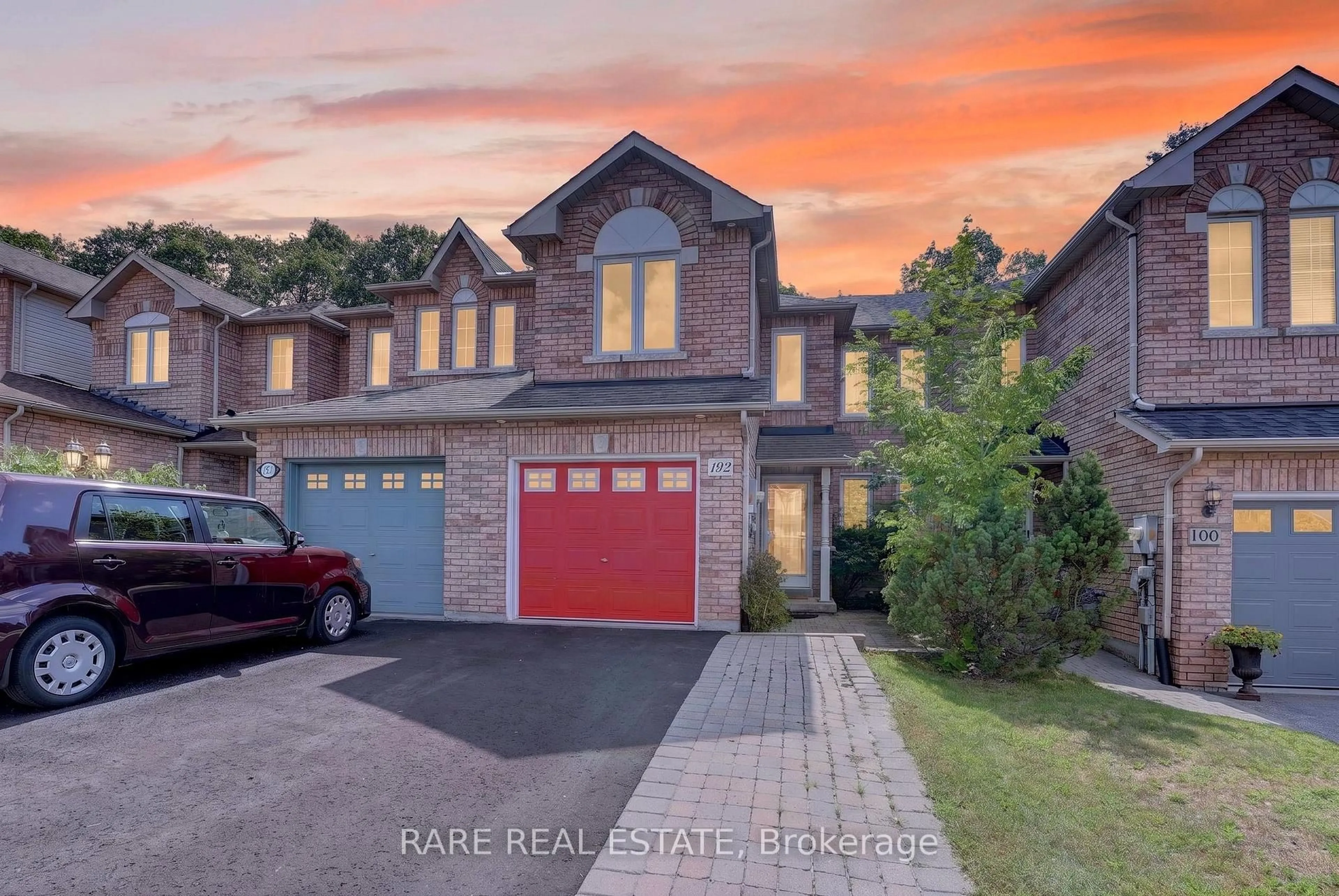 A pic from outside/outdoor area/front of a property/back of a property/a pic from drone, street for 102 Hawthorne Cres, Barrie Ontario L4N 9Y9