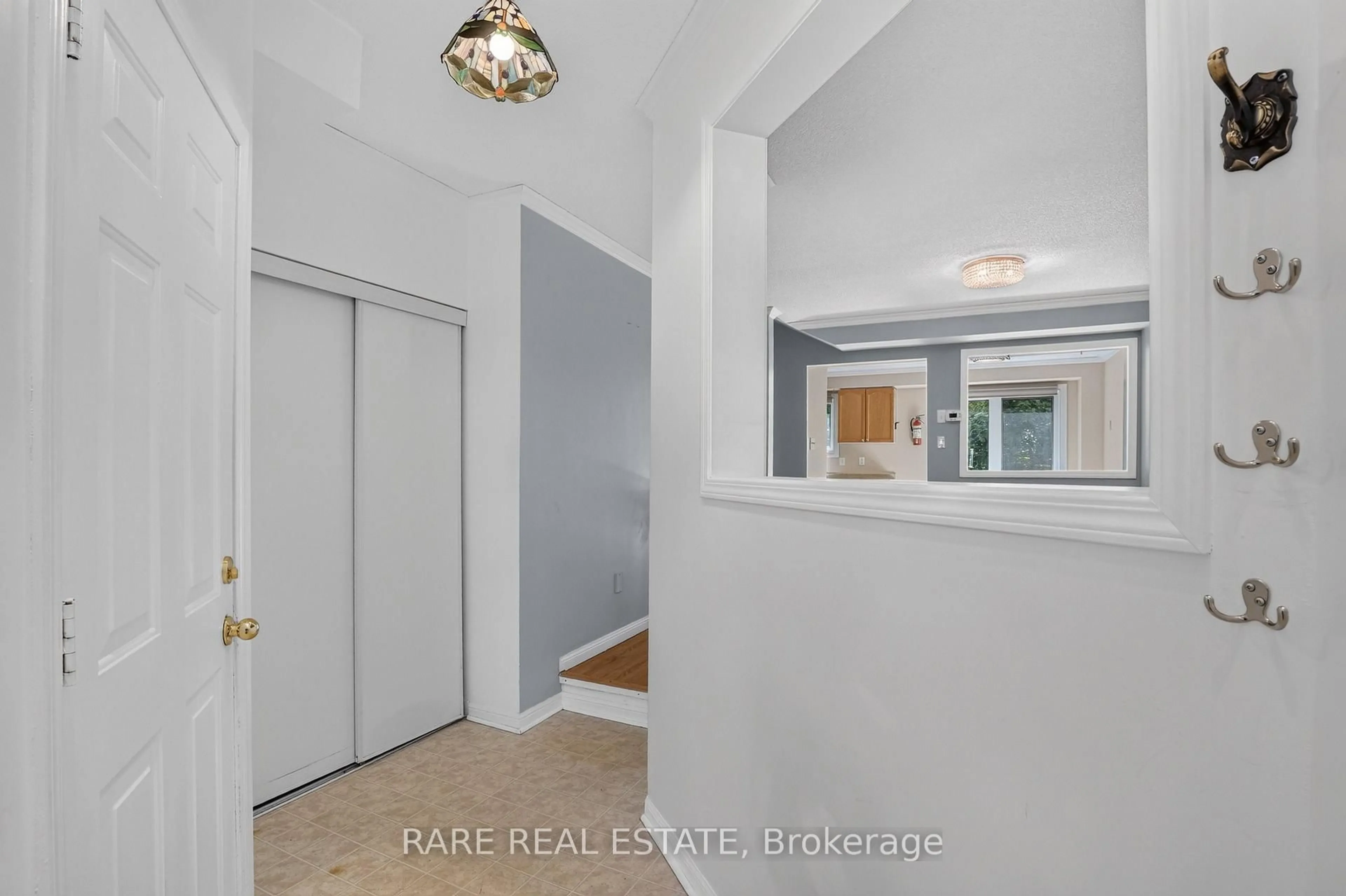 Indoor entryway for 102 Hawthorne Cres, Barrie Ontario L4N 9Y9