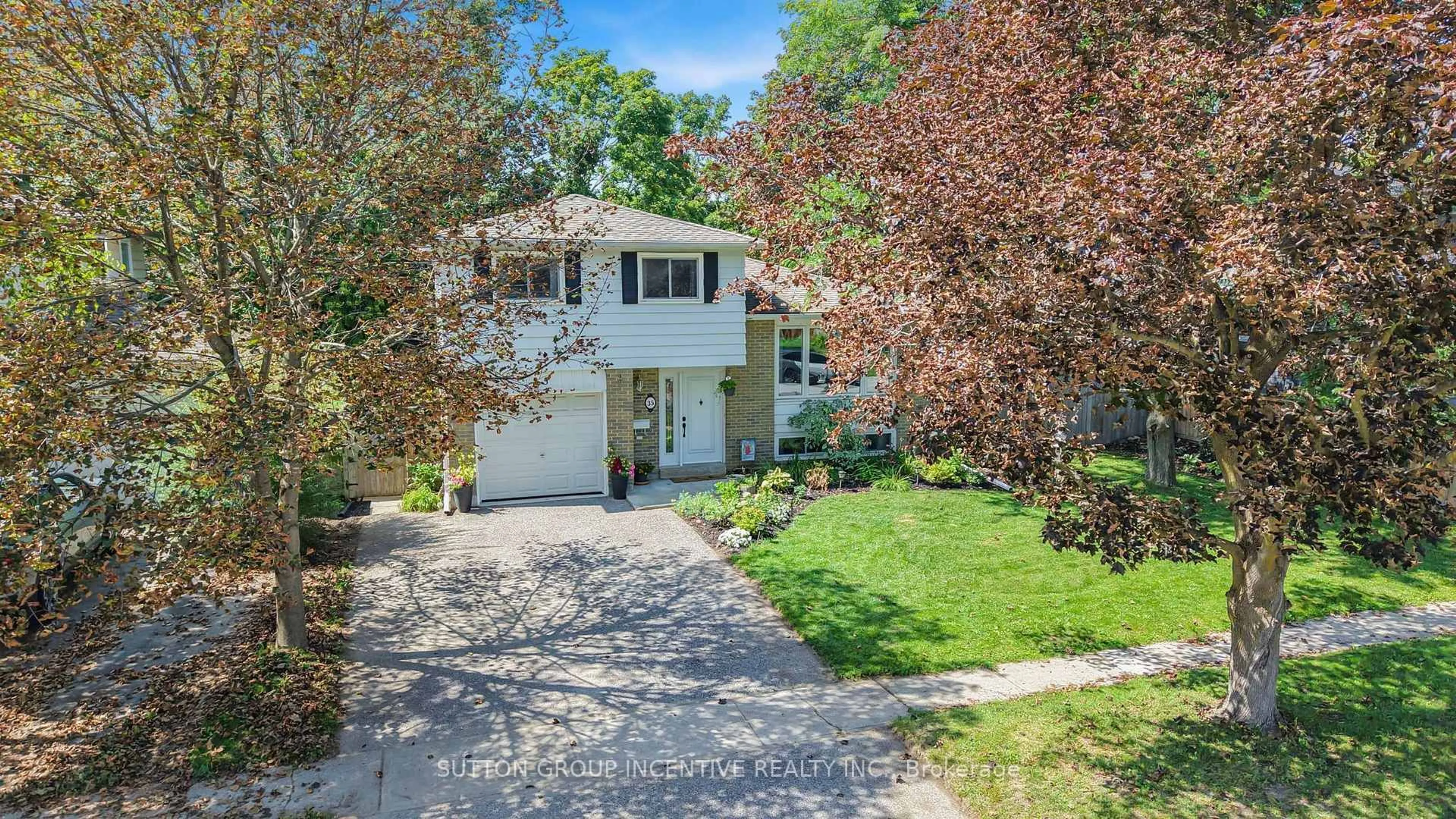 A pic from outside/outdoor area/front of a property/back of a property/a pic from drone, street for 35 Jills Crt, Barrie Ontario L4M 4L6